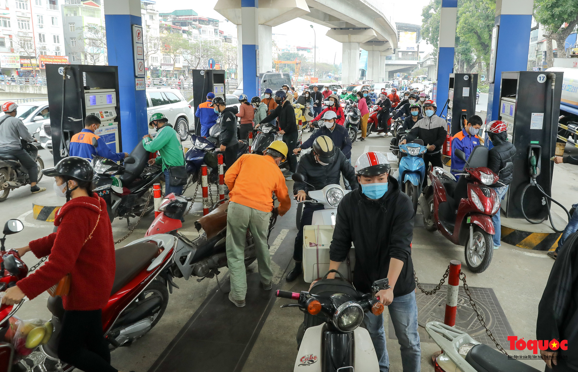 Hà Nội: Người dân xếp hàng dài mua xăng trước thông tin xăng tăng giá mạnh - Ảnh 2.