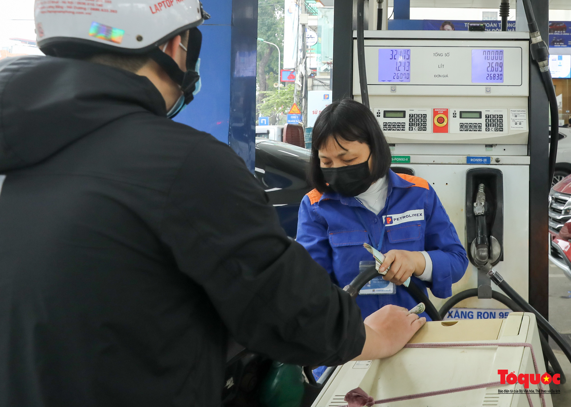 Hà Nội: Người dân xếp hàng dài mua xăng trước thông tin xăng tăng giá mạnh - Ảnh 5.