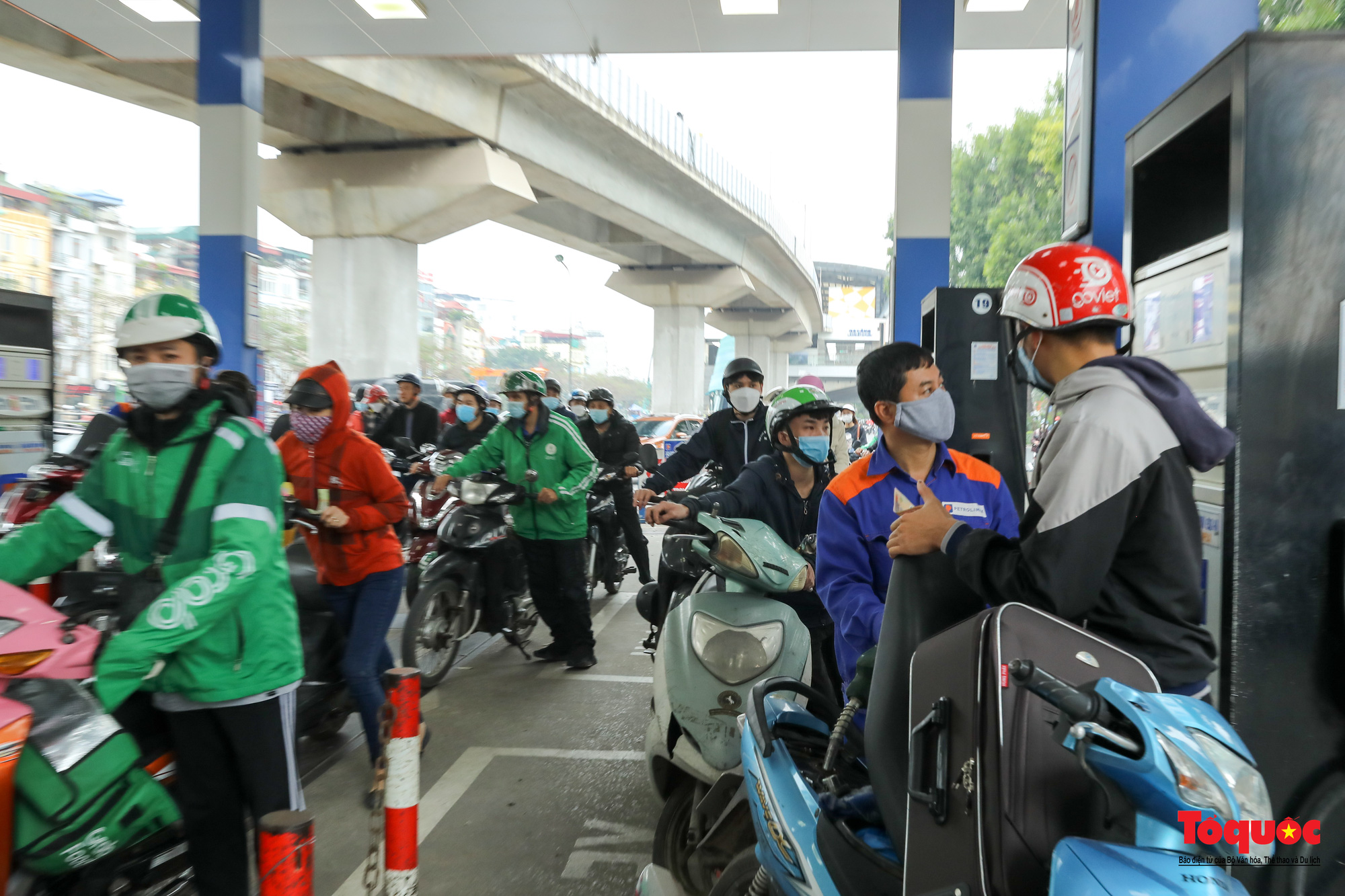 Hà Nội: Người dân xếp hàng dài mua xăng trước thông tin xăng tăng giá mạnh - Ảnh 4.