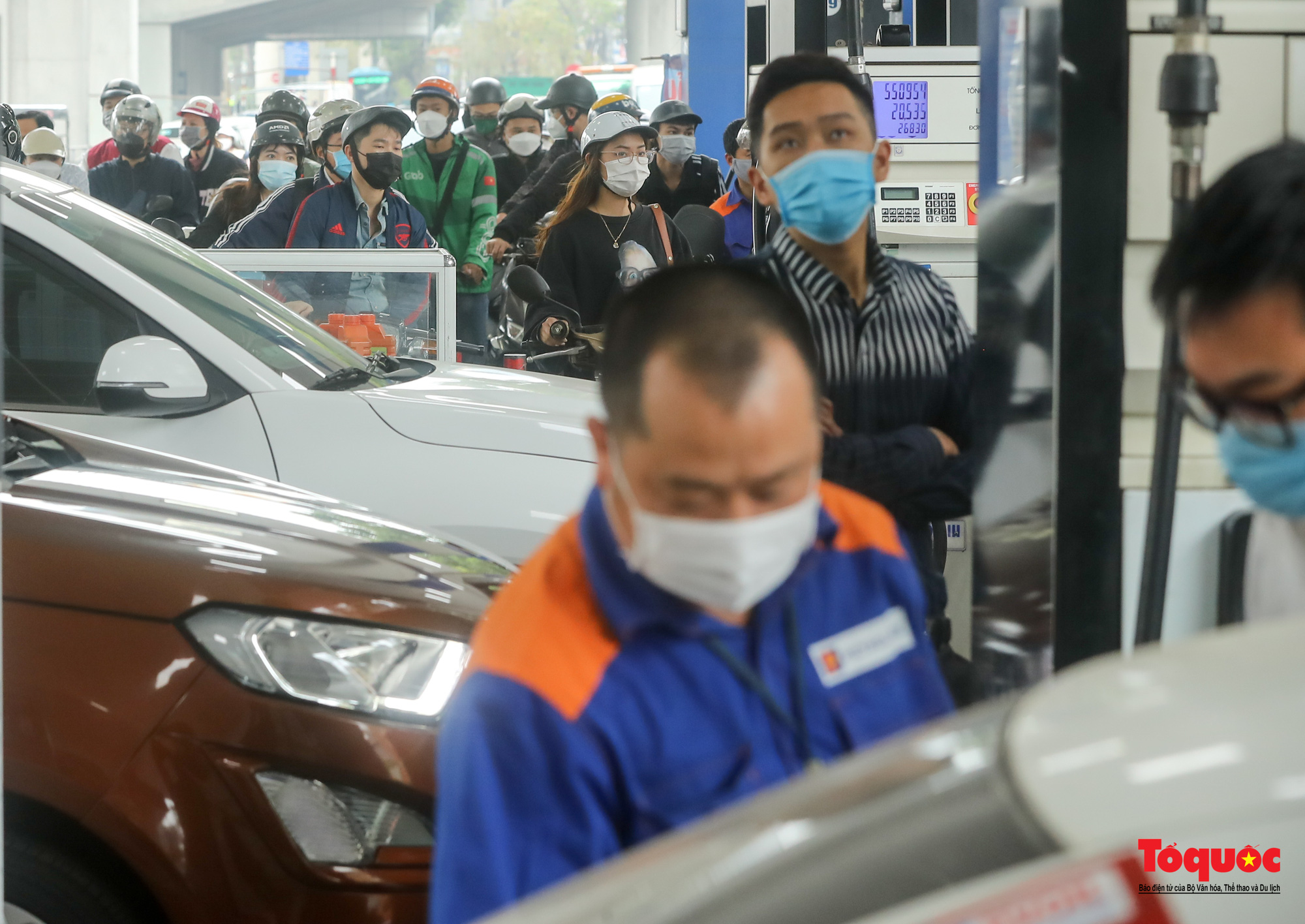 Hà Nội: Người dân xếp hàng dài mua xăng trước thông tin xăng tăng giá mạnh - Ảnh 7.