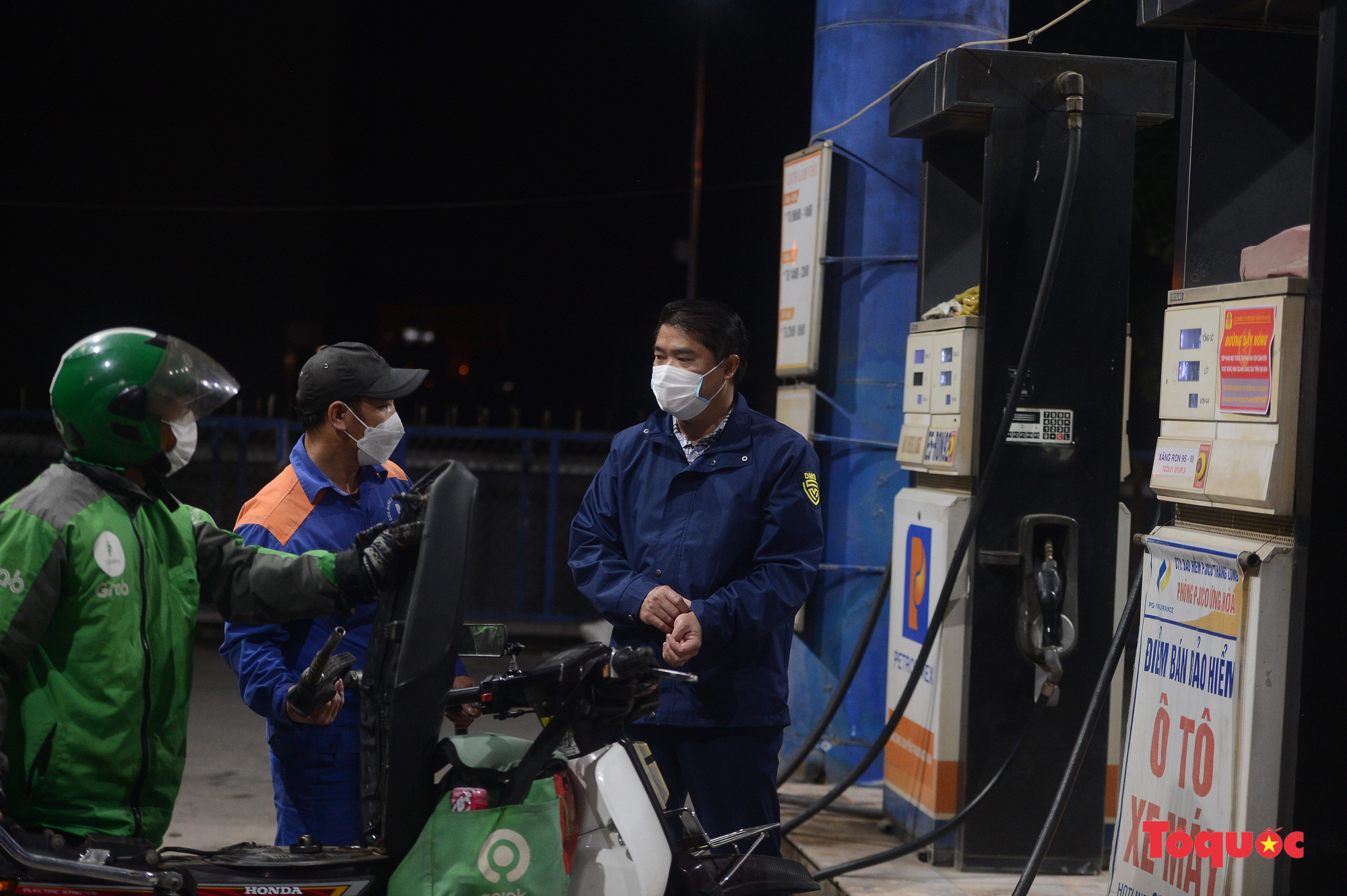 Hà Nội: Người dân xếp hàng dài mua xăng trước thông tin xăng tăng giá mạnh - Ảnh 14.