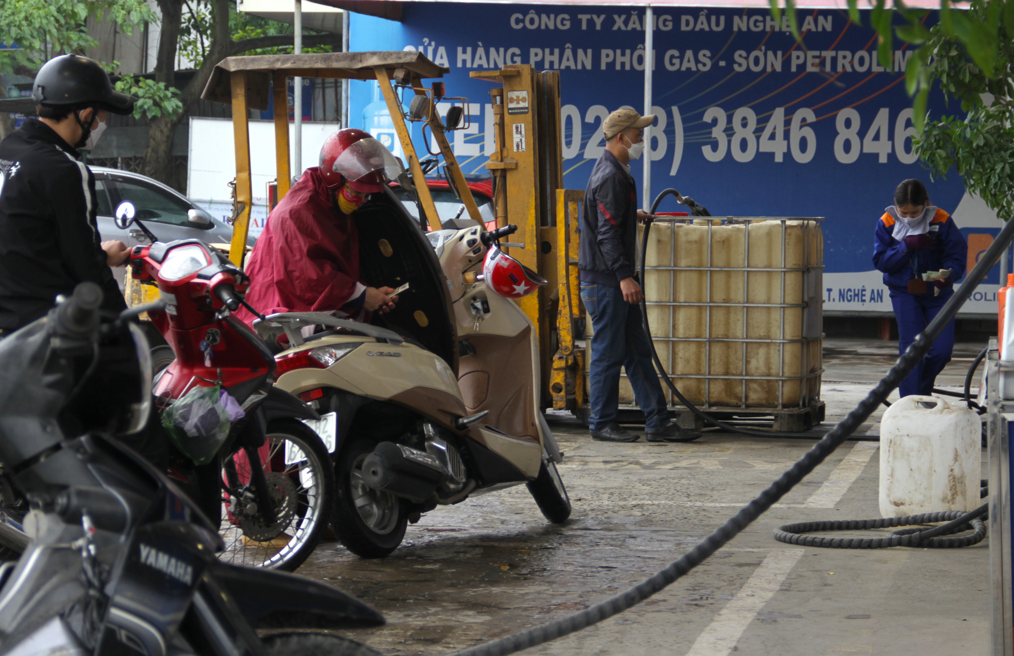 Người dân dùng xe nâng chở thùng hàng nghìn lít đi mua xăng dầu - Ảnh 3.