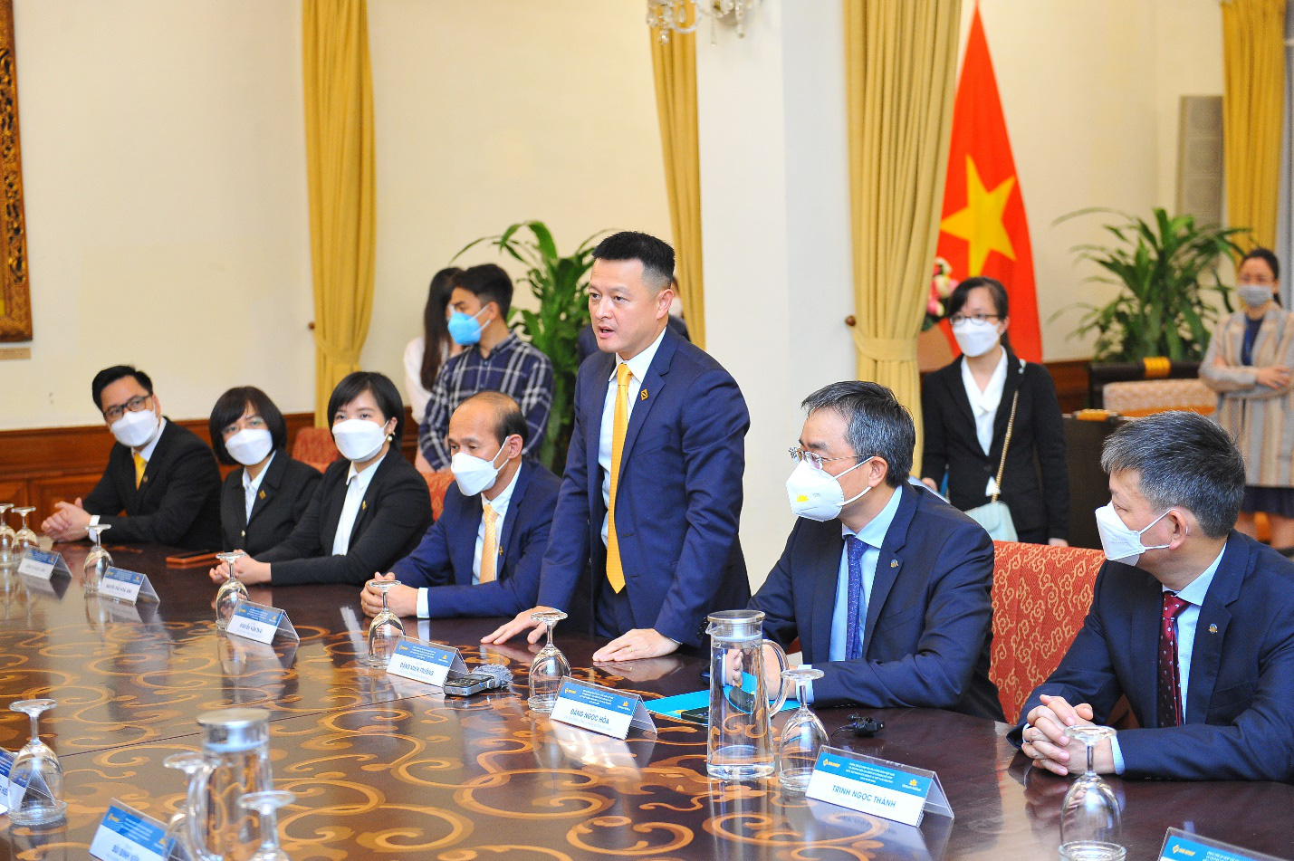 Sun Group, Vietnam Airlines hợp tác đưa người Việt Nam từ Ukraine về nước - Ảnh 2.