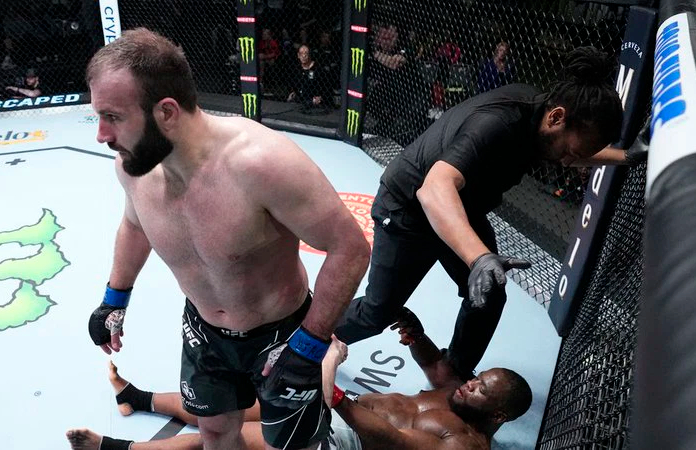 UFC: &quot;Lính mới&quot; hạ đối thủ bằng đòn gối bay thần thánh, nâng chuỗi toàn thắng lên con số 11 - Ảnh 3.