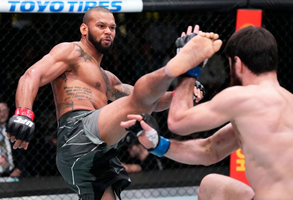 Magomed Ankalaev đánh bại Thiago Santos sau 5 hiệp giằng co - Ảnh 2.