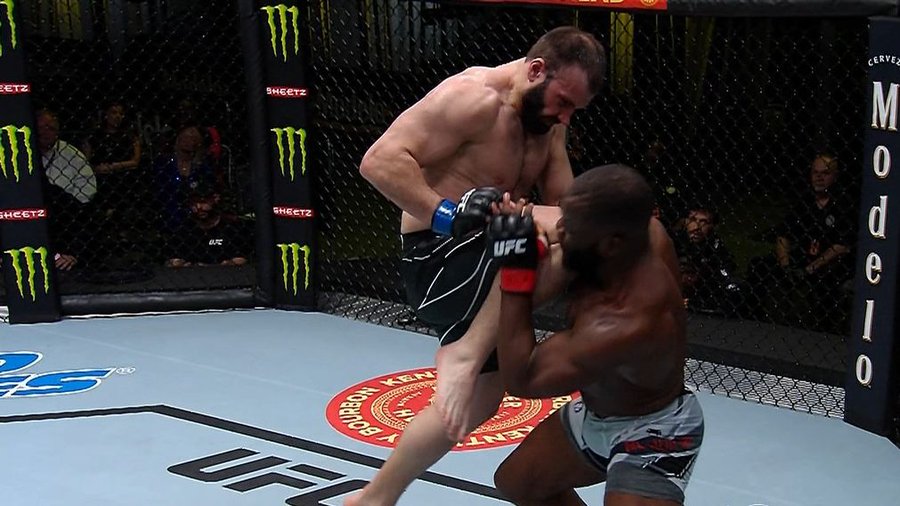 UFC: &quot;Lính mới&quot; hạ đối thủ bằng đòn gối bay thần thánh, nâng chuỗi toàn thắng lên con số 11 - Ảnh 2.