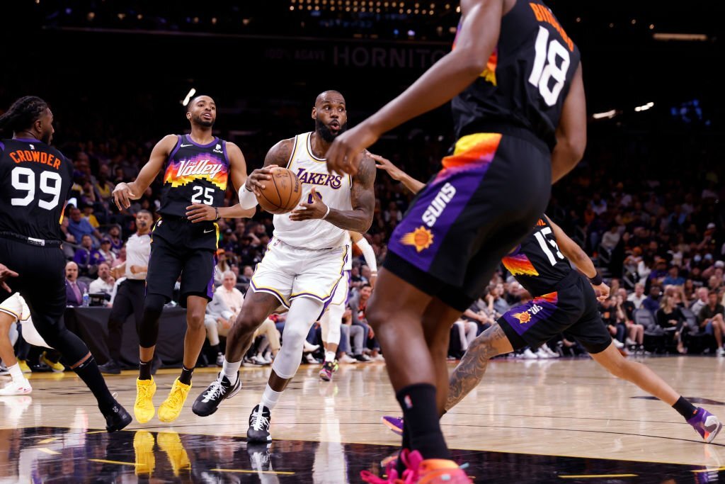 Los Angeles Lakers thua tơi bời trong ngày LeBron James đi vào lịch sử - Ảnh 1.