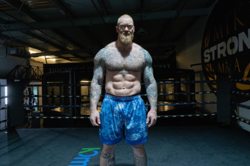 Hai lực sĩ Thor Bjornsson và Eddie Hall khoe thể trạng đáng nể trước thềm trận boxing nặng ký nhất lịch sử - Ảnh 1.