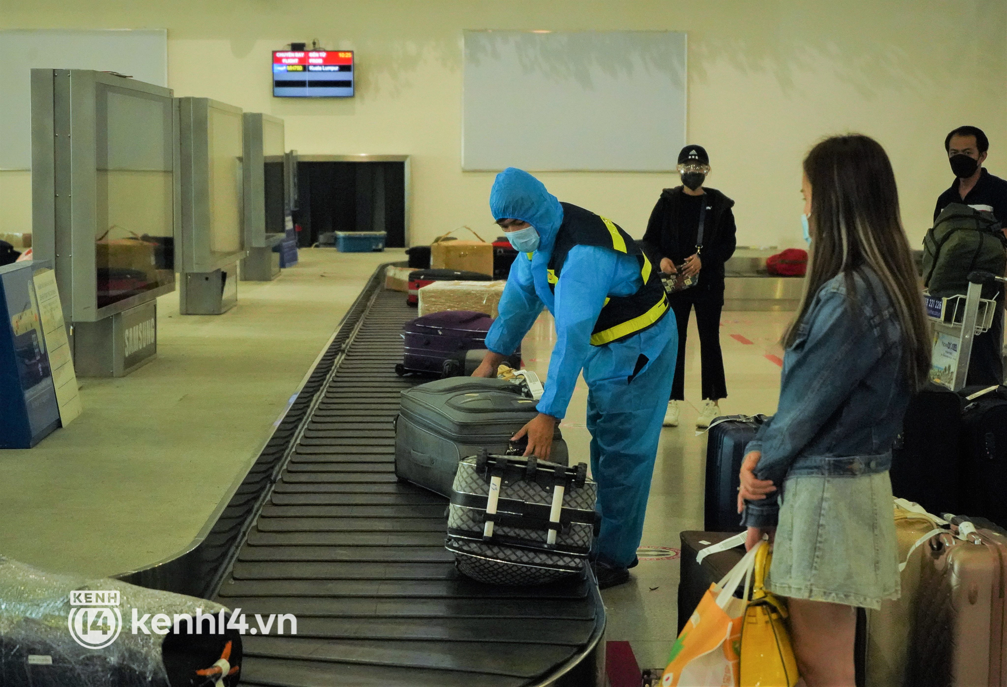 Hình ảnh bất ngờ tại sân bay Tân Sơn Nhất ngày đầu mở cửa đón khách du lịch quốc tế - Ảnh 4.