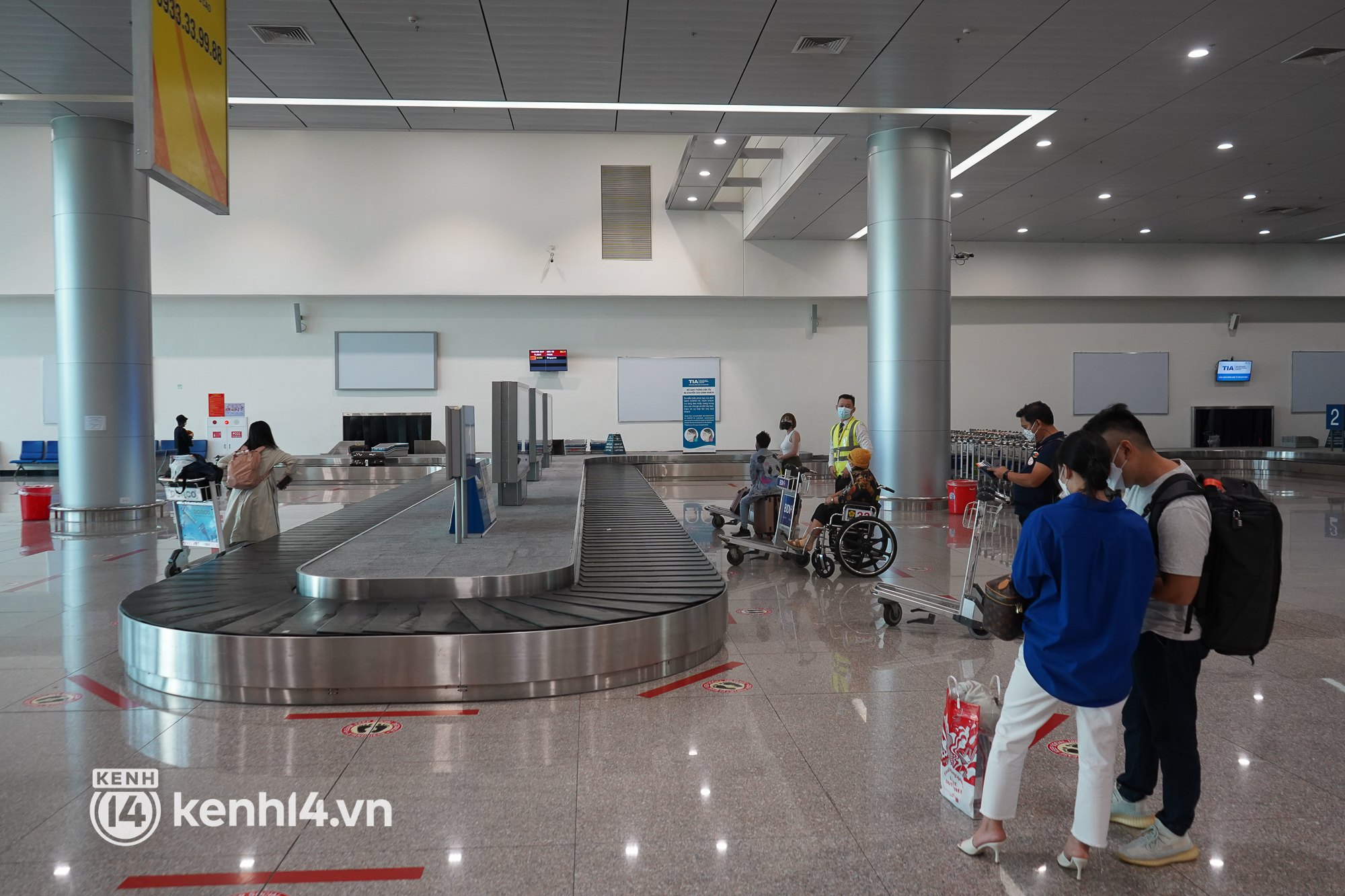 Hình ảnh bất ngờ tại sân bay Tân Sơn Nhất ngày đầu mở cửa đón khách du lịch quốc tế - Ảnh 1.