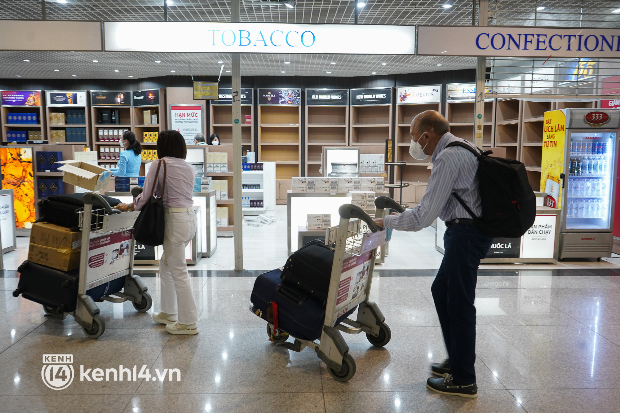 Hình ảnh bất ngờ tại sân bay Tân Sơn Nhất ngày đầu mở cửa đón khách du lịch quốc tế - Ảnh 5.