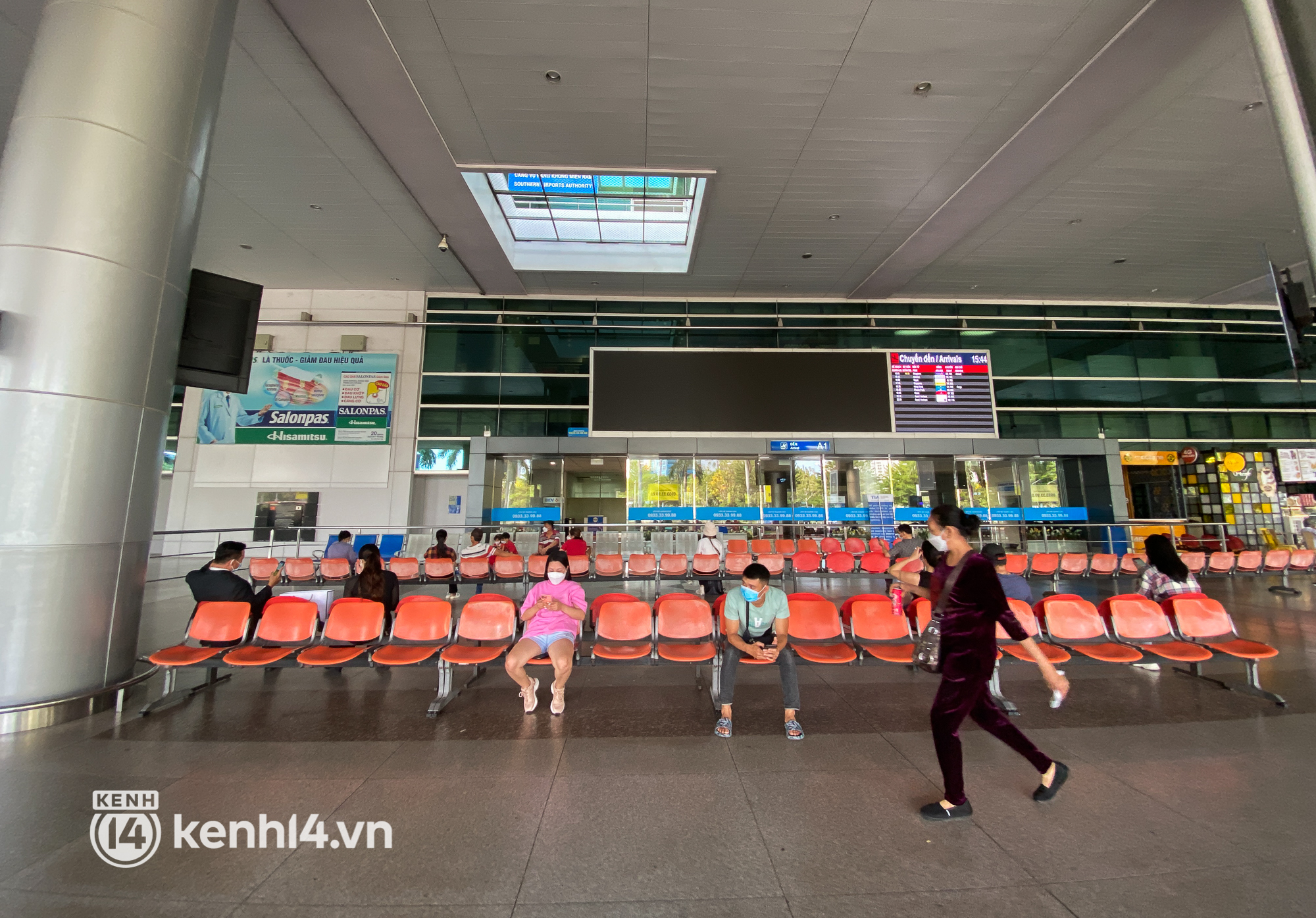 Hình ảnh bất ngờ tại sân bay Tân Sơn Nhất ngày đầu mở cửa đón khách du lịch quốc tế - Ảnh 11.