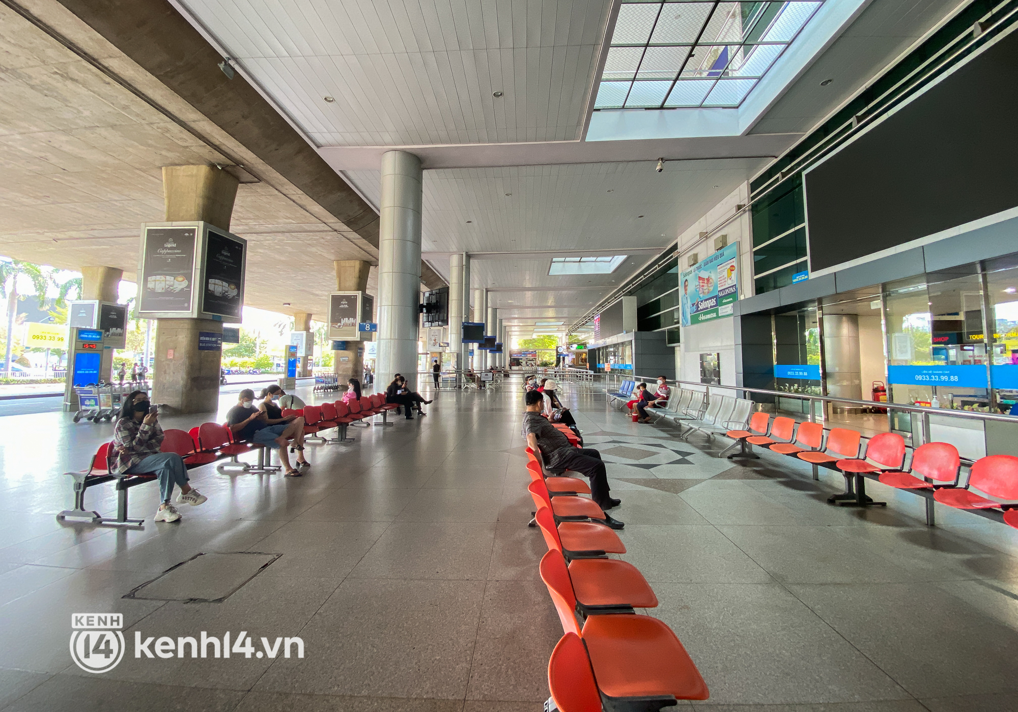 Hình ảnh bất ngờ tại sân bay Tân Sơn Nhất ngày đầu mở cửa đón khách du lịch quốc tế - Ảnh 12.