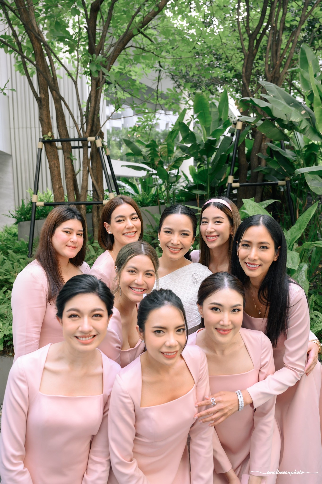 Đám cưới hot nhất Thái Lan hôm nay: 2 minh tinh Kimmy - Mint dẫn đầu dàn phù dâu xinh xỉu, suýt lu mờ tân nương đình đám - Ảnh 2.