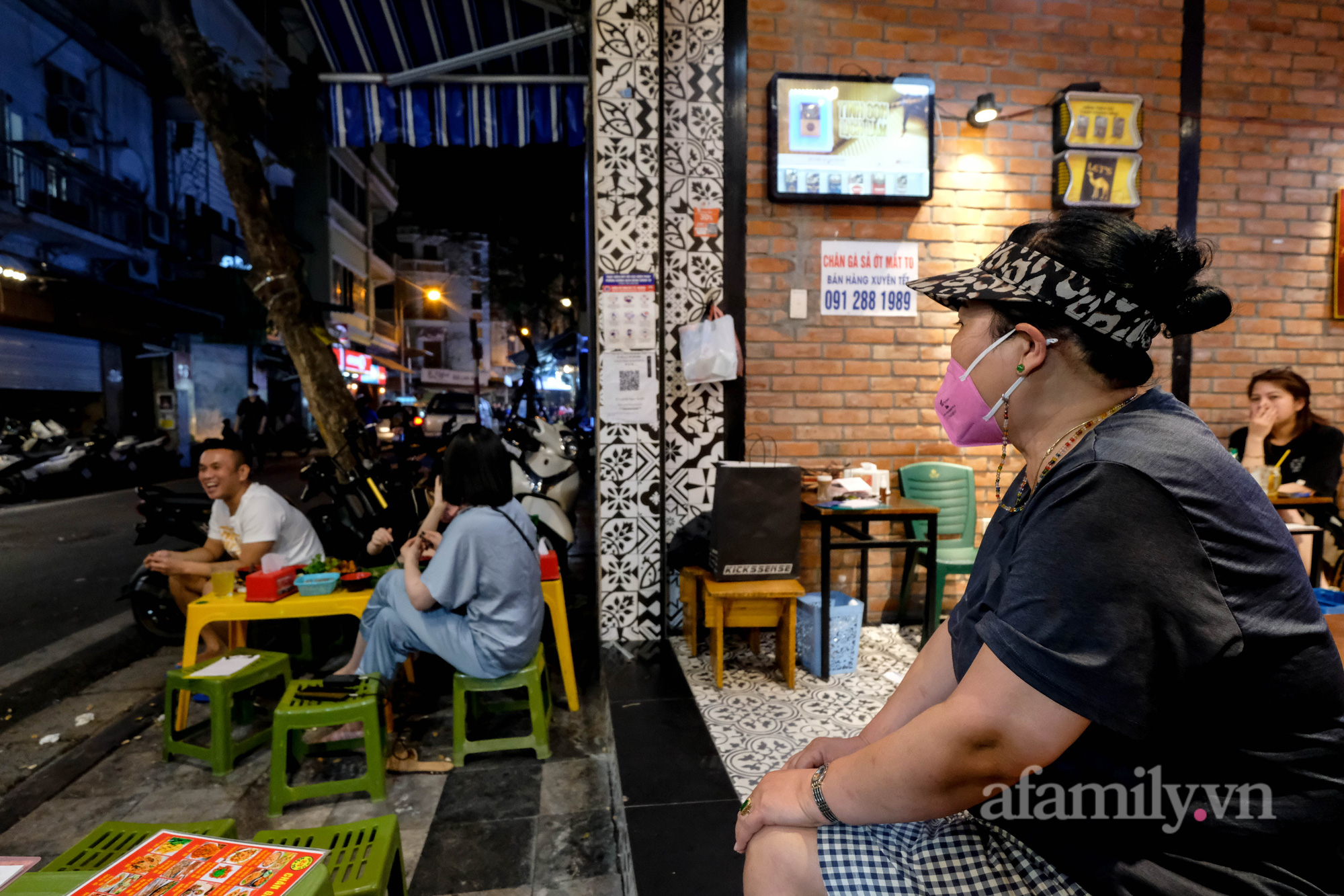 Hà Nội bỏ quy định đóng cửa hàng quán trước 21h: &quot;Chúng tôi mong đợi ngày này quá lâu rồi&quot; - Ảnh 3.