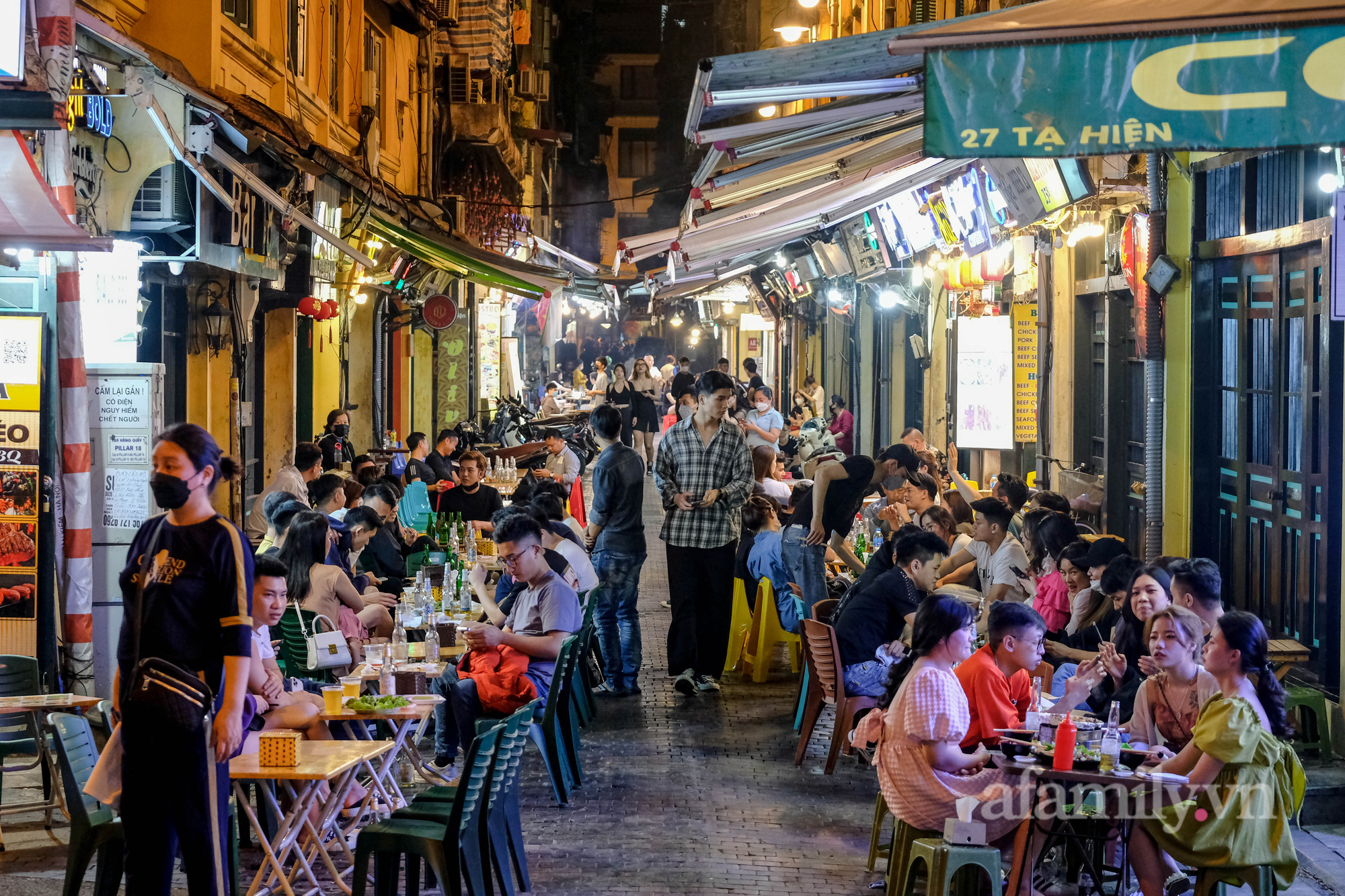 Hà Nội bỏ quy định đóng cửa hàng quán trước 21h: &quot;Chúng tôi mong đợi ngày này quá lâu rồi&quot; - Ảnh 6.