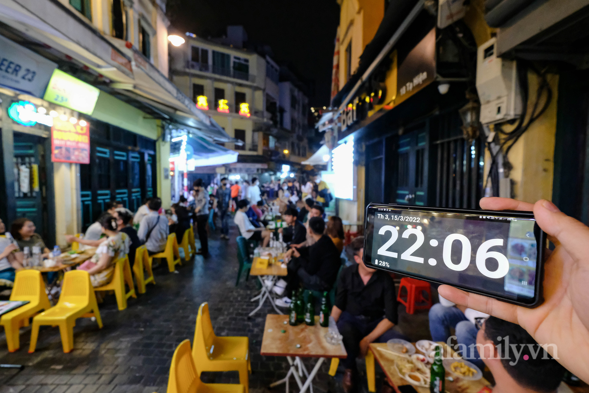 Hà Nội bỏ quy định đóng cửa hàng quán trước 21h: &quot;Chúng tôi mong đợi ngày này quá lâu rồi&quot; - Ảnh 1.