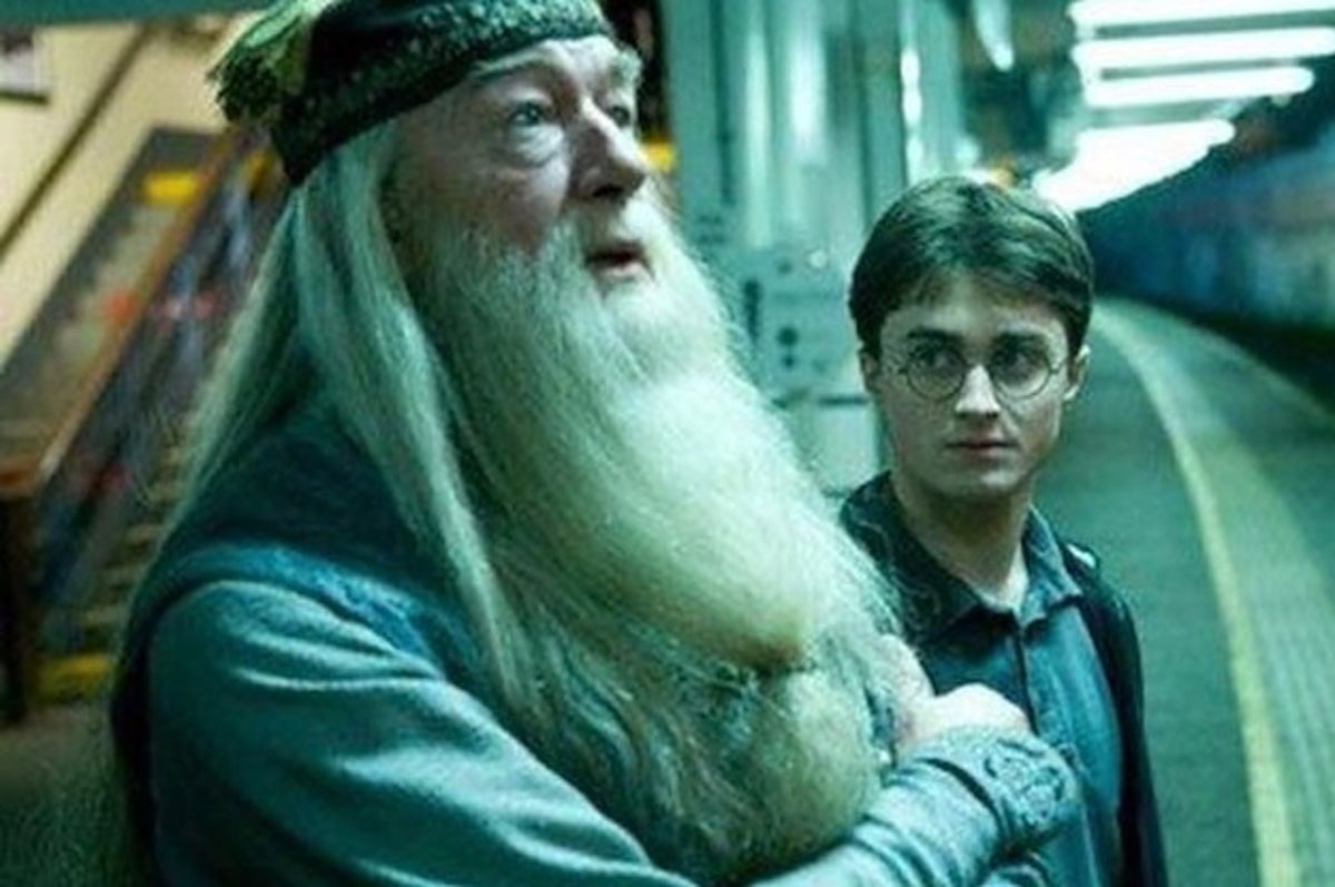 Sốc với giả thuyết khó tin nhất Harry Potter: Cụ Dumbledore không hề qua đời, có “song trùng” là nhân vật này từ đầu đến cuối - Ảnh 1.