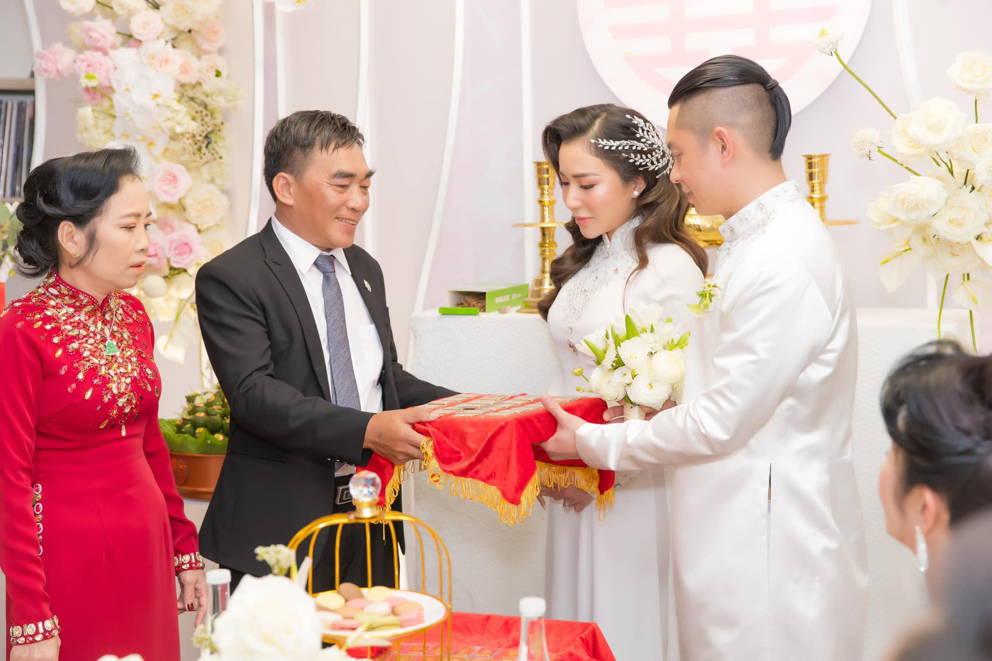 Cô dâu được mẹ chồng tặng kim cương 4 tỷ: Nhà gái từng ngăn cấm chú rể vì nhìn giang hồ - Ảnh 1.