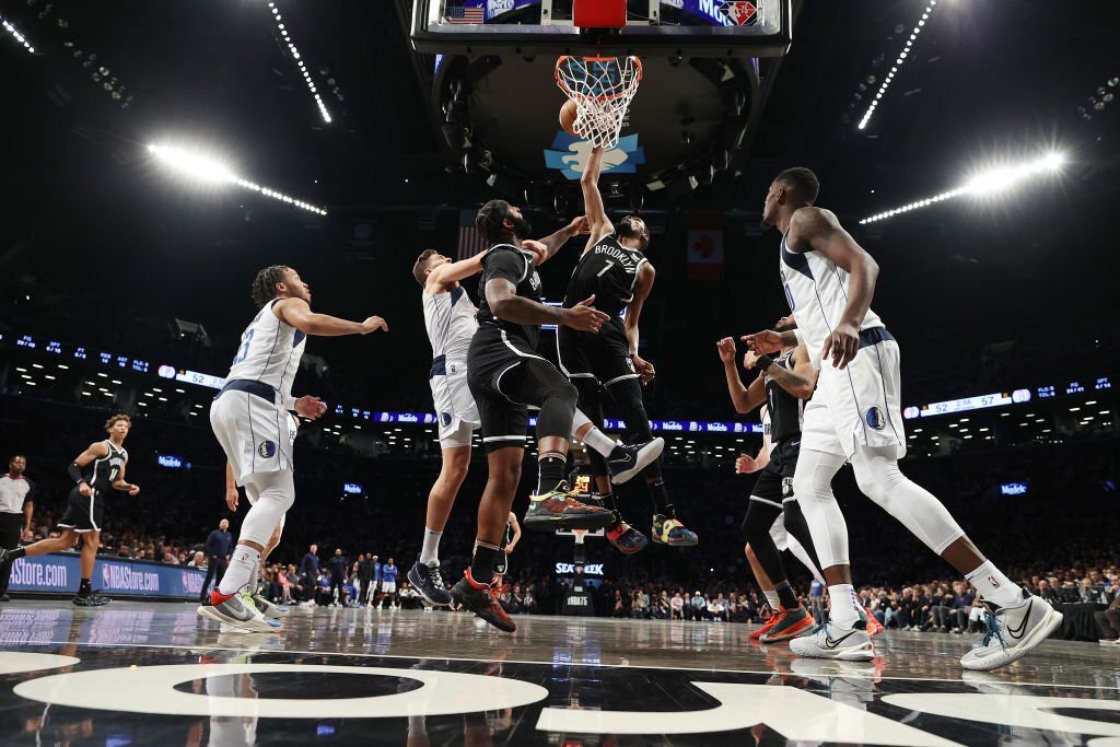 Brooklyn Nets &quot;chết lặng&quot; trên sân nhà sau cú buzzer beater của người cũ Spencer Dinwiddie - Ảnh 2.