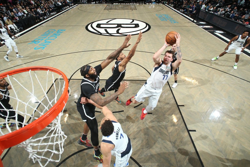 Brooklyn Nets &quot;chết lặng&quot; trên sân nhà sau cú buzzer beater của người cũ Spencer Dinwiddie - Ảnh 1.