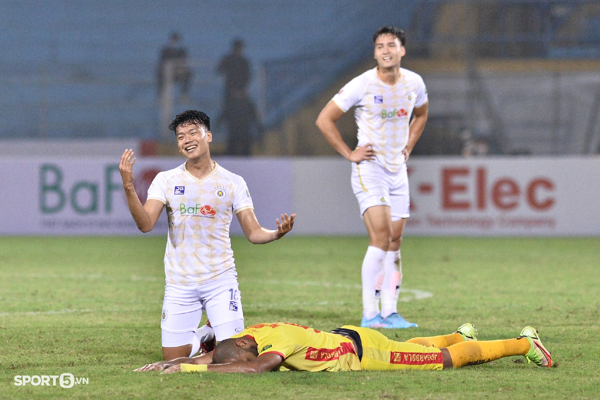 Ngoại binh Thanh Hóa &quot;tình cảm&quot; với Quang Hải, được Thành Chung chăm sóc kỹ lưỡng  - Ảnh 4.