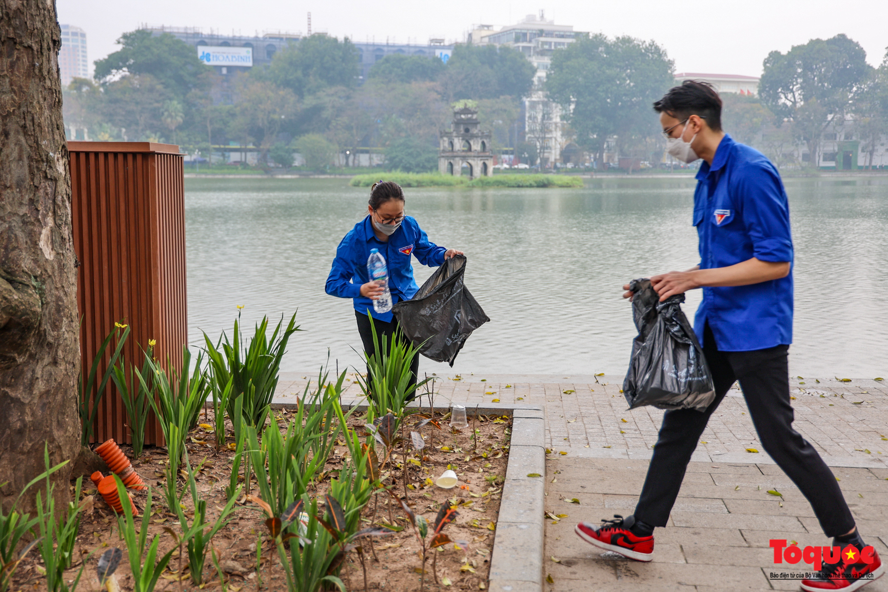 Hà Nội: Nhiều biện pháp phòng dịch được áp dụng tại phố đi bộ hồ Hoàn Kiếm  - Ảnh 10.