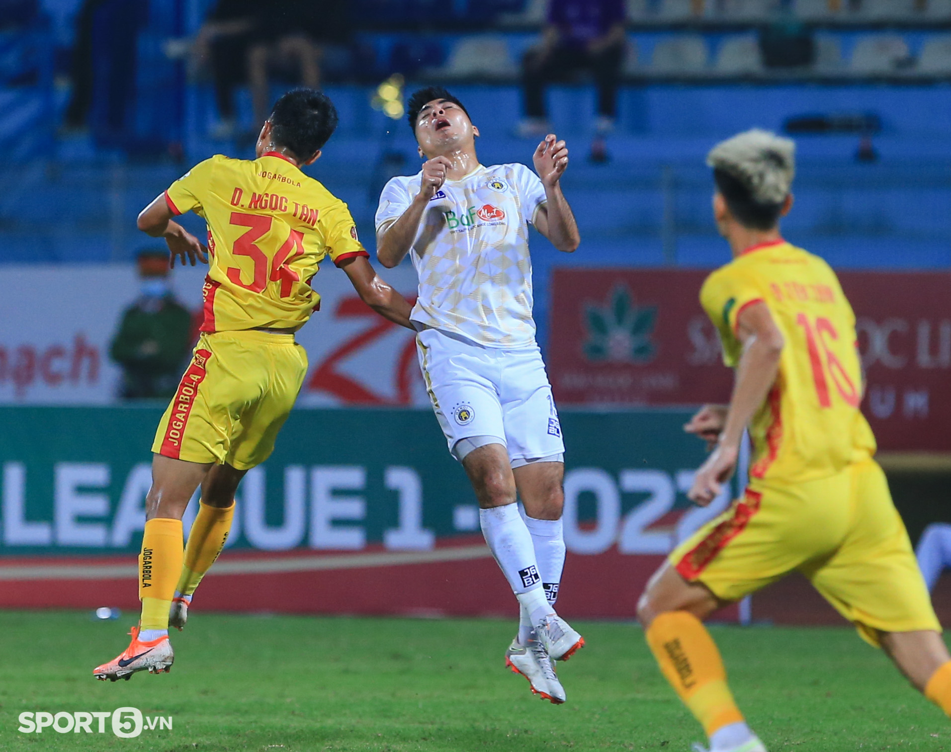 Cầu thủ Thanh Hoá nghi bị rạn xương ở trận thua Hà Nội FC - Ảnh 6.