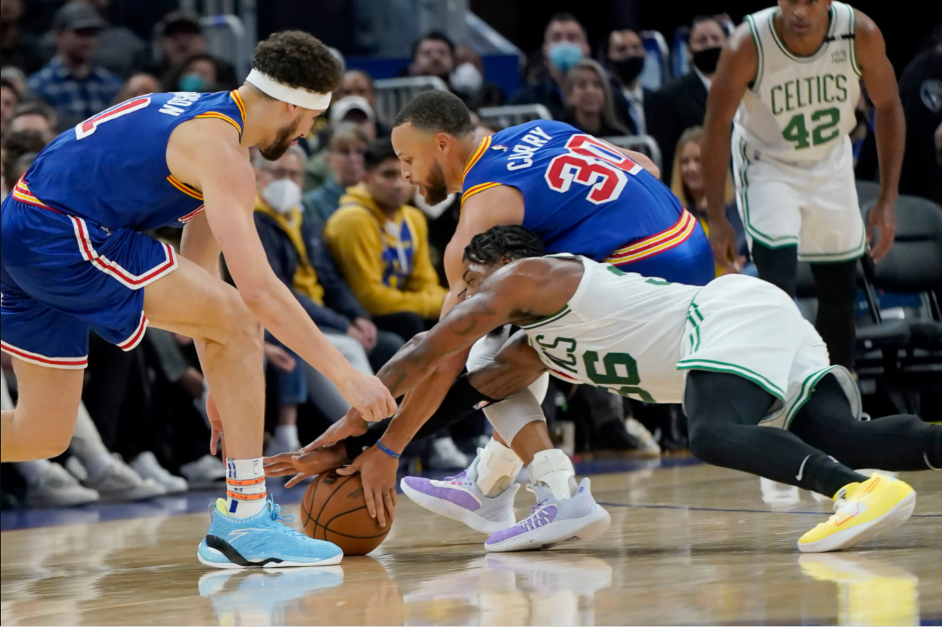 Bong gân cổ chân trái, Stephen Curry nghỉ hết Regular Season 2021-2022 - Ảnh 2.