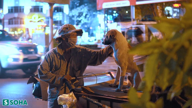 Xúc động hình ảnh ông lão nhặt ve chai cùng chú chó nhỏ rong ruổi khắp nẻo đường Sài Gòn - Ảnh 3.