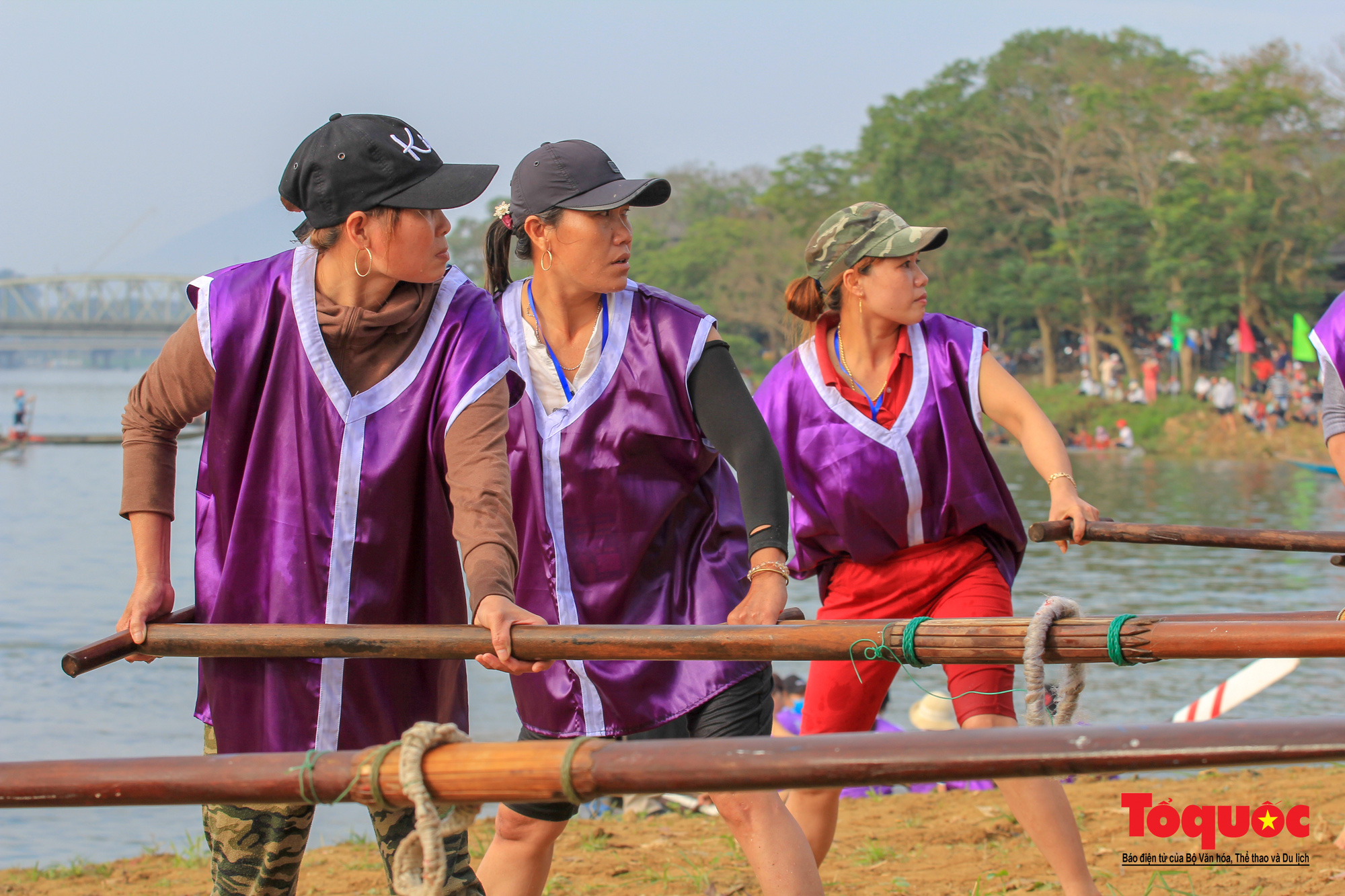 Người dân, du khách chen chân xem giải đua ghe trên sông Hương - Ảnh 2.