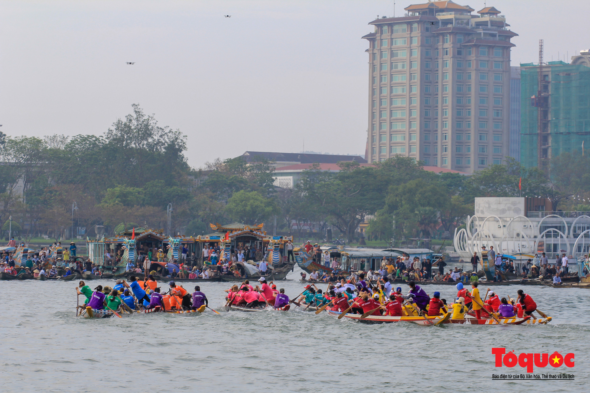Người dân, du khách chen chân xem giải đua ghe trên sông Hương - Ảnh 3.