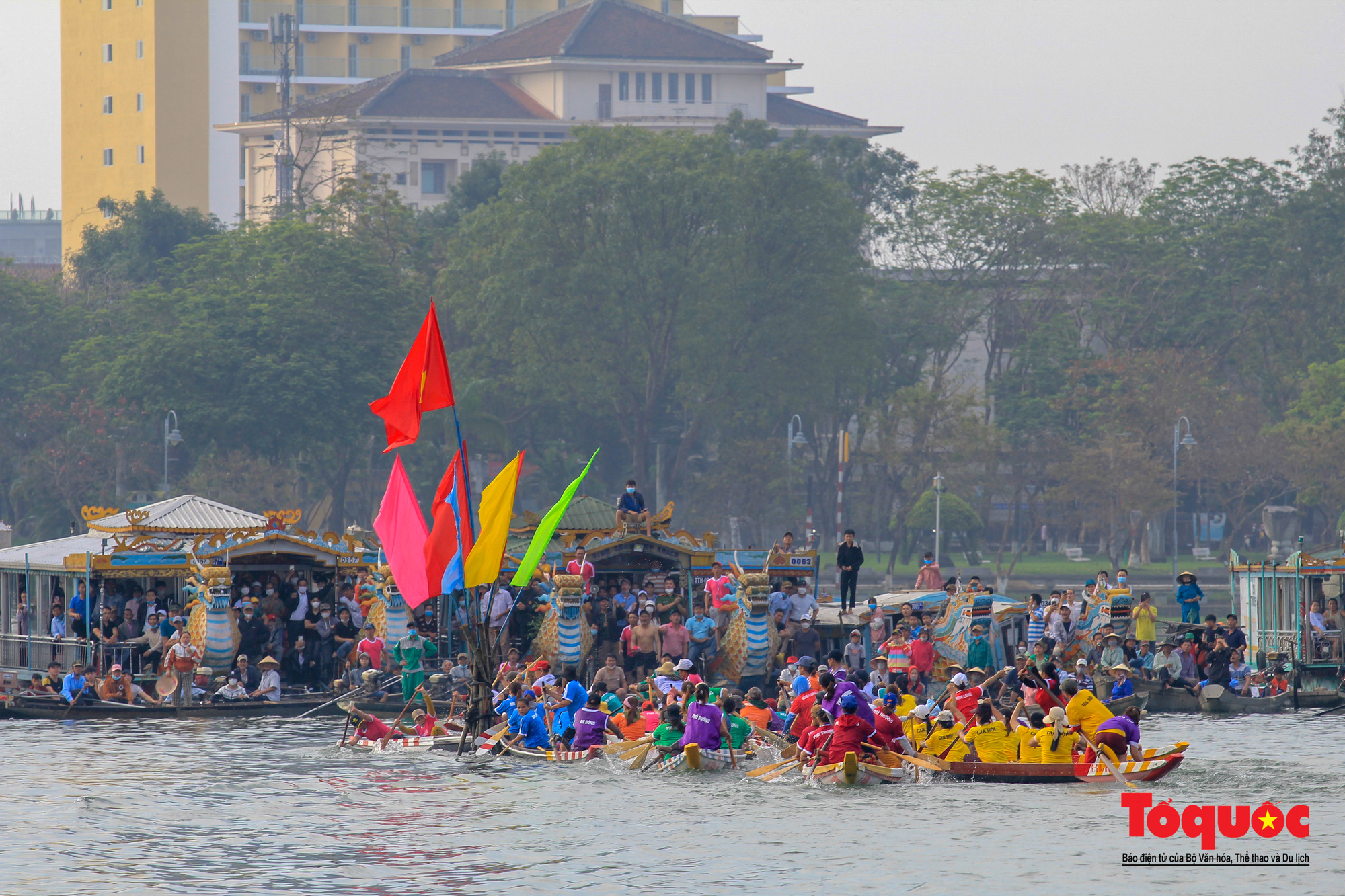 Người dân, du khách chen chân xem giải đua ghe trên sông Hương - Ảnh 8.