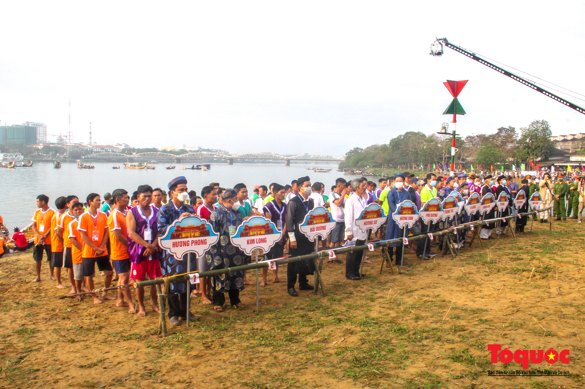 Người dân, du khách chen chân xem giải đua ghe trên sông Hương - Ảnh 1.