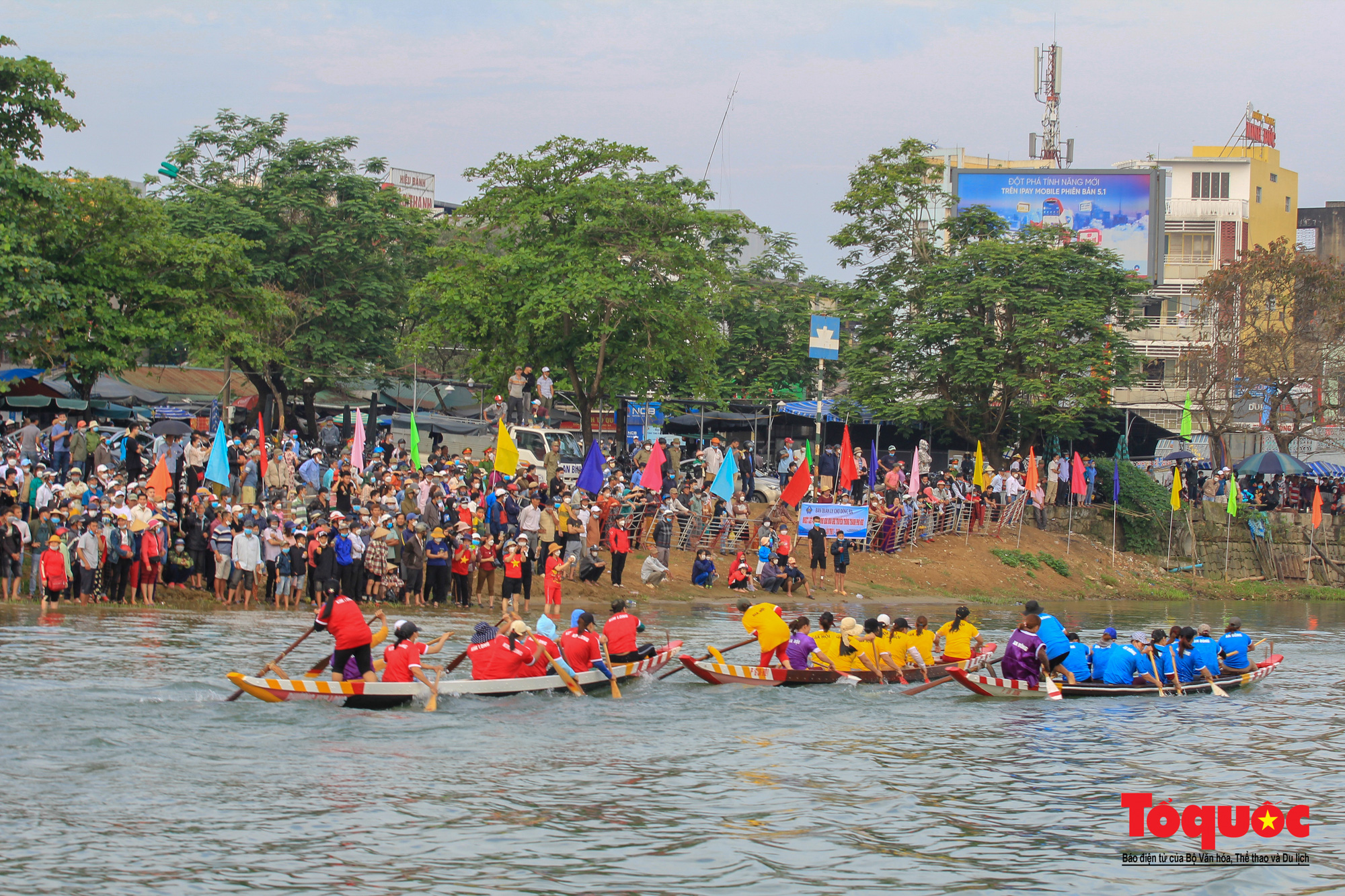 Người dân, du khách chen chân xem giải đua ghe trên sông Hương - Ảnh 7.