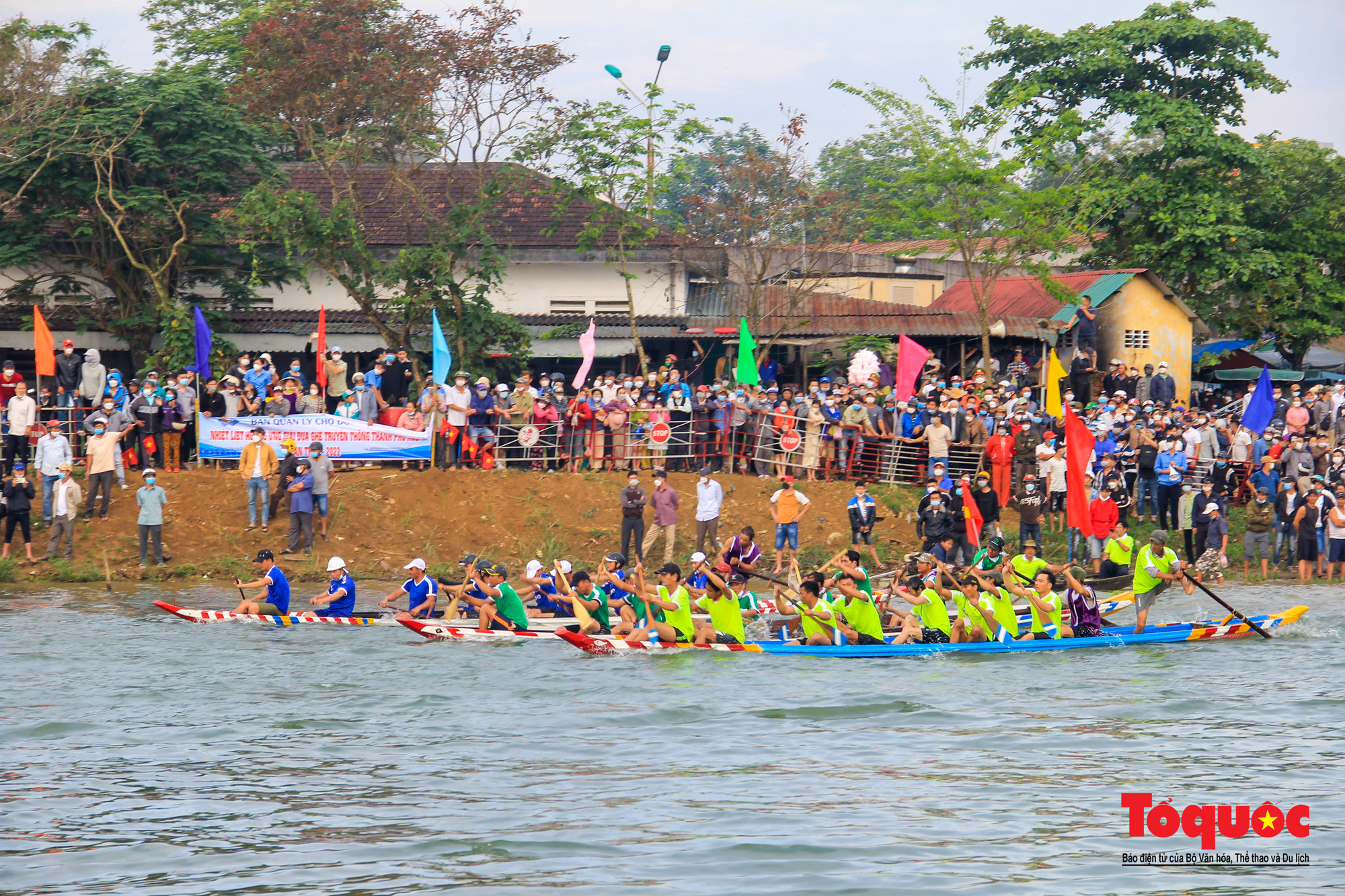Người dân, du khách chen chân xem giải đua ghe trên sông Hương - Ảnh 4.