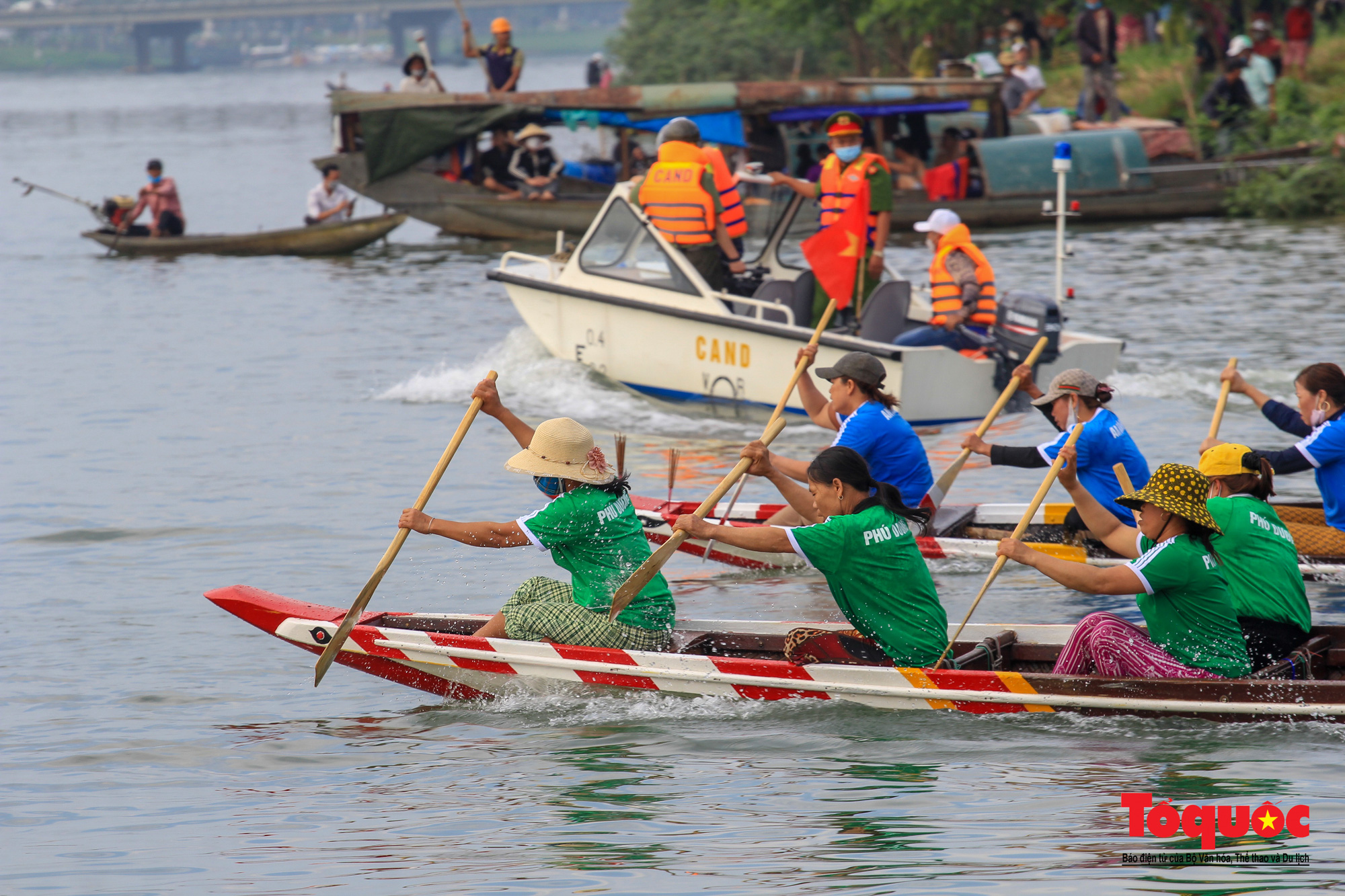 Người dân, du khách chen chân xem giải đua ghe trên sông Hương - Ảnh 5.