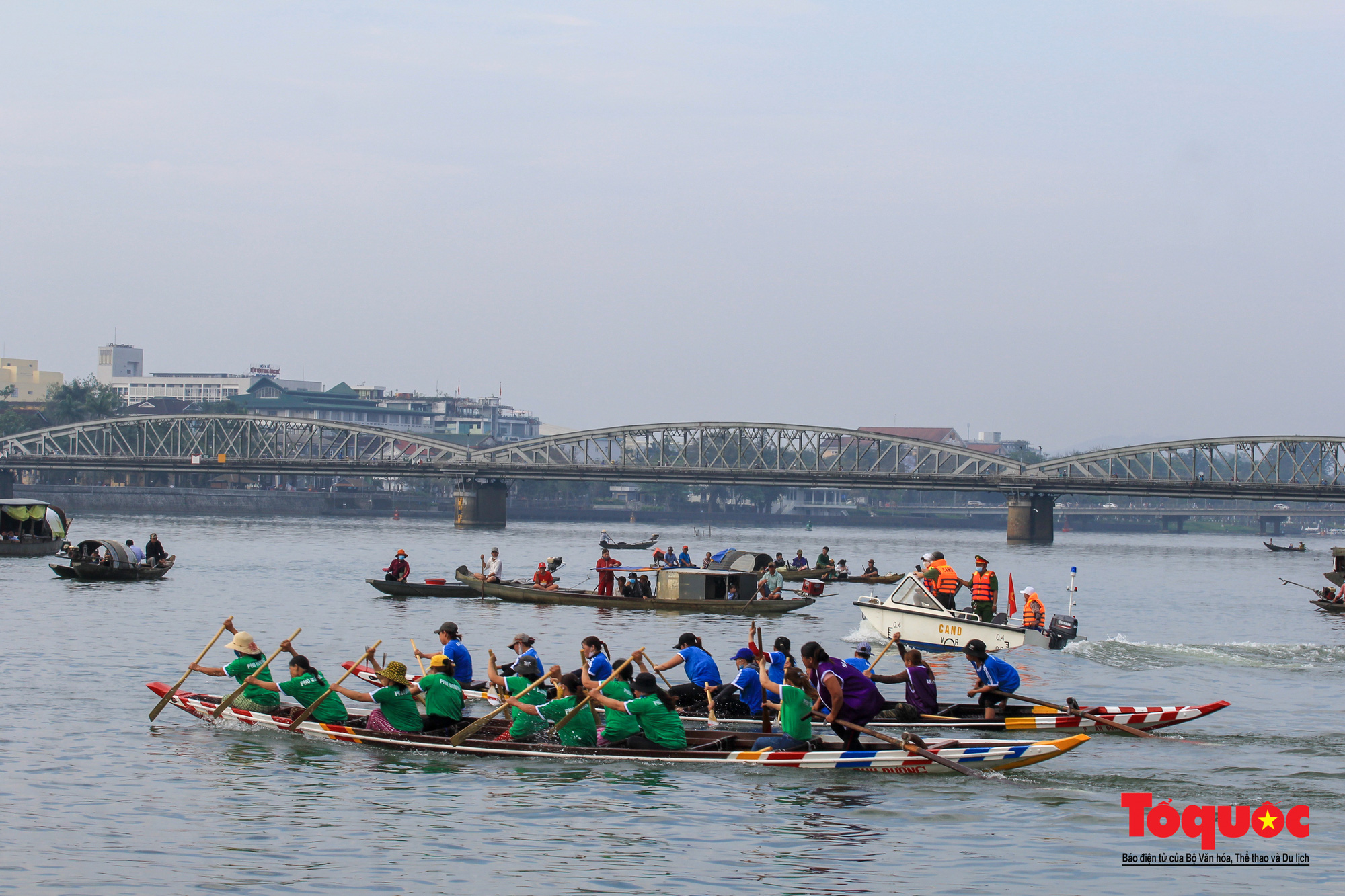 Người dân, du khách chen chân xem giải đua ghe trên sông Hương - Ảnh 6.