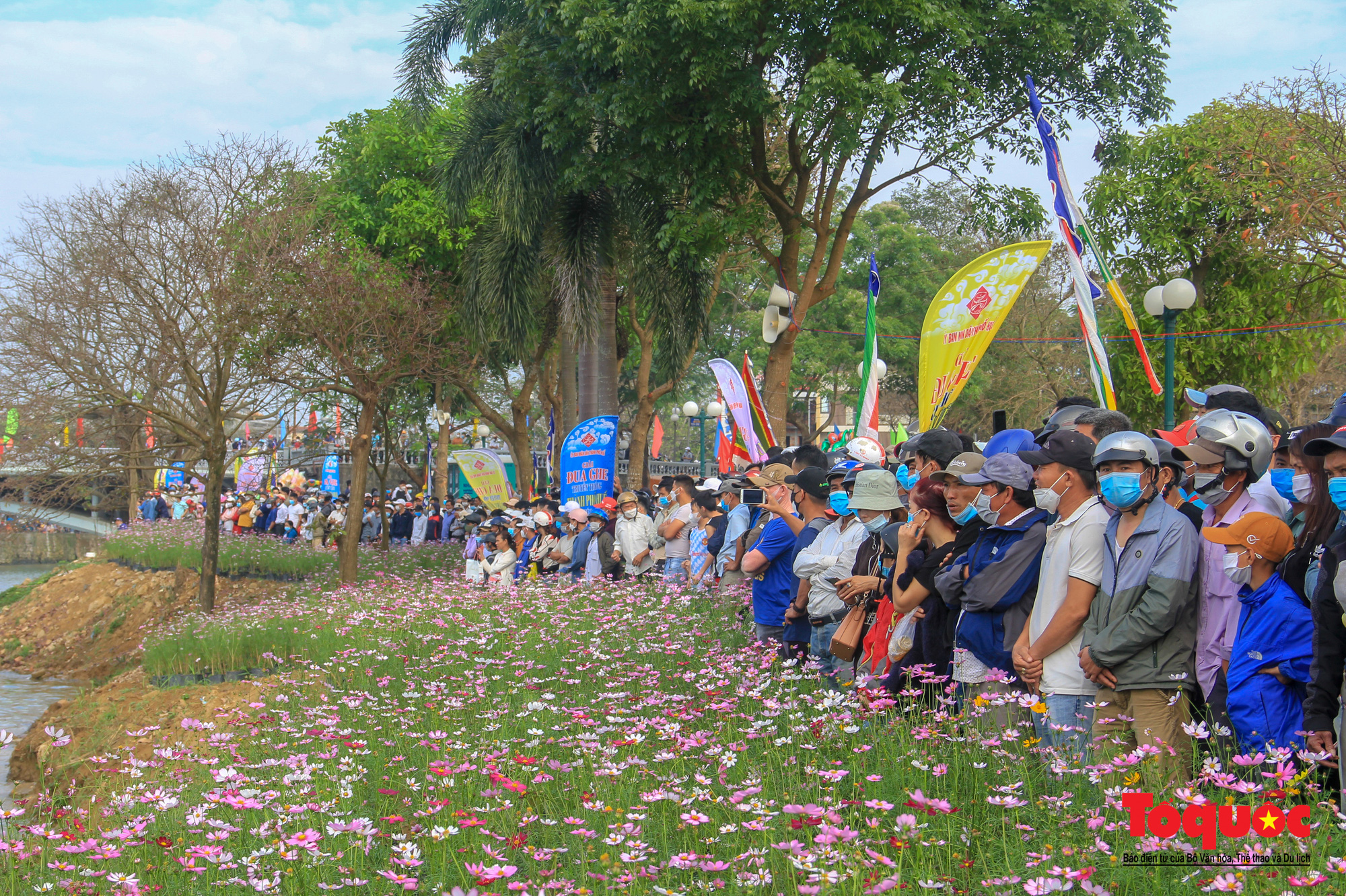 Người dân, du khách chen chân xem giải đua ghe trên sông Hương - Ảnh 15.