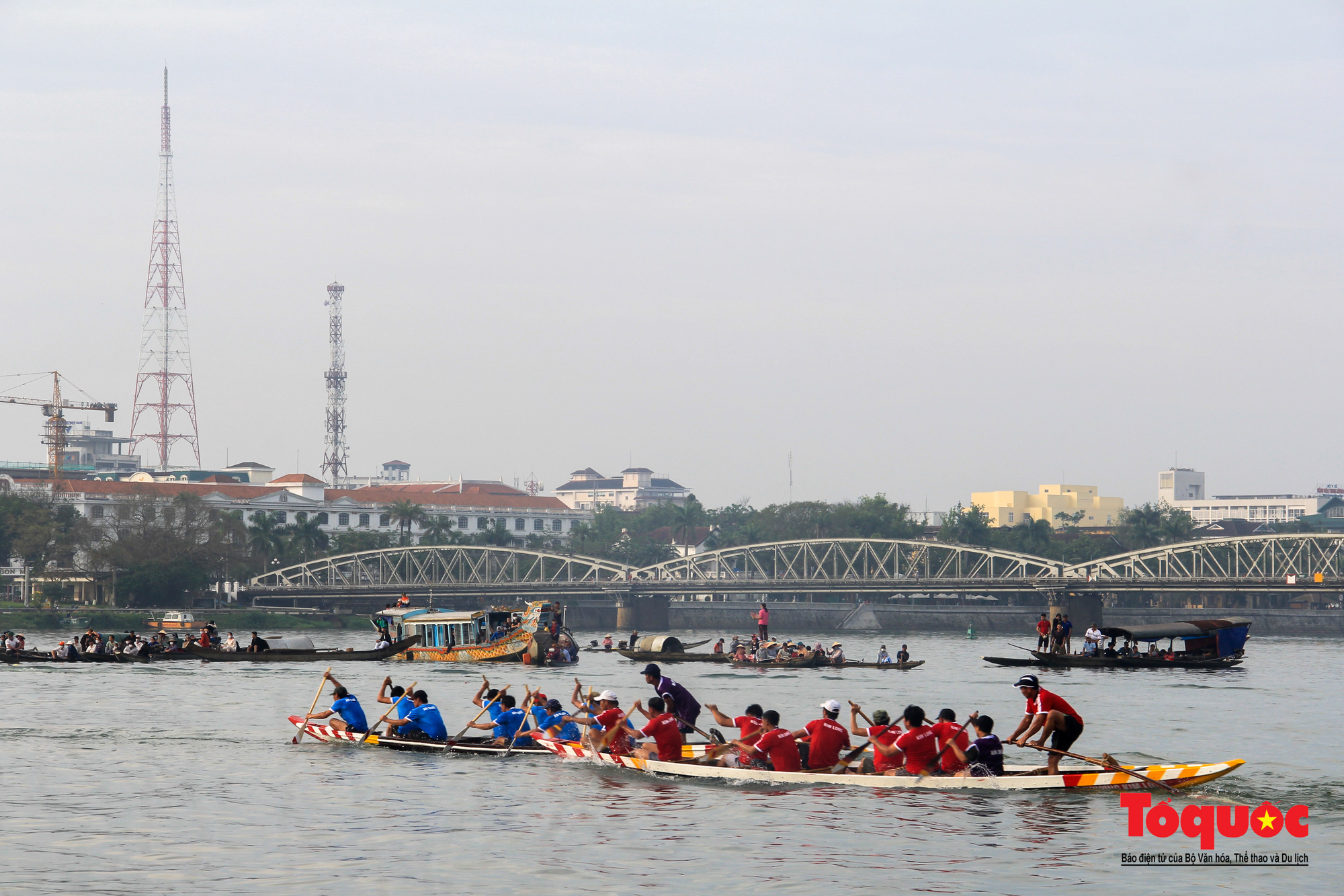 Người dân, du khách chen chân xem giải đua ghe trên sông Hương - Ảnh 9.