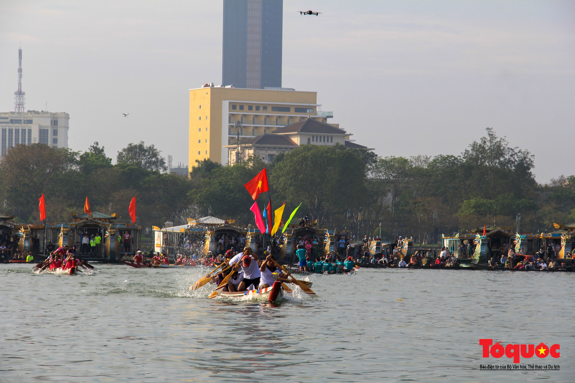 Người dân, du khách chen chân xem giải đua ghe trên sông Hương - Ảnh 12.