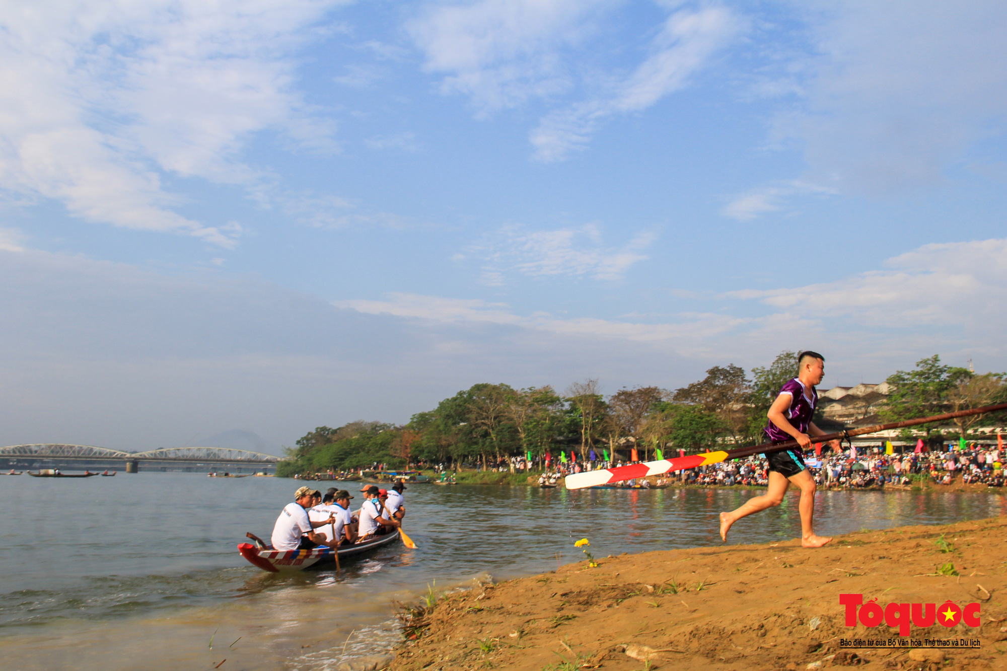 Người dân, du khách chen chân xem giải đua ghe trên sông Hương - Ảnh 13.