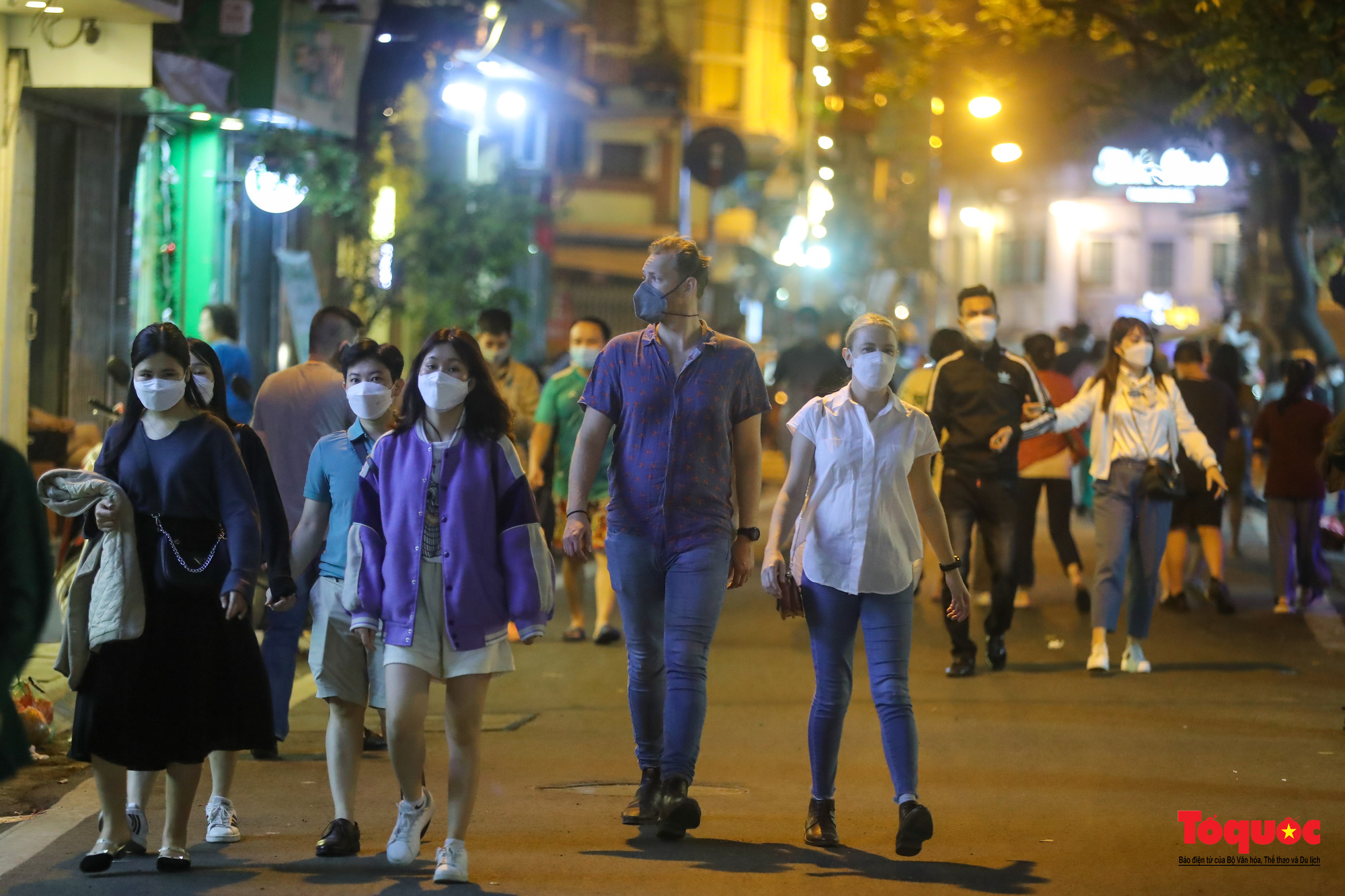 Nhịp sống bình thường mới trở lại trên nhiều tuyến phố đêm ở Hà Nội - Ảnh 16.