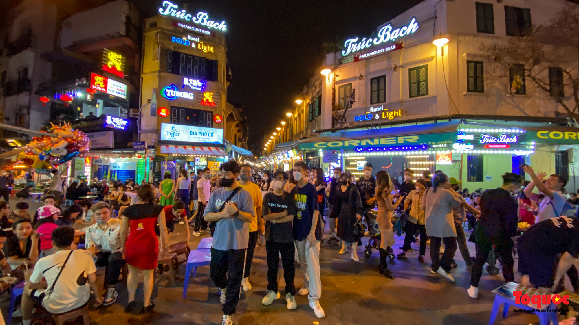 Nhịp sống bình thường mới trở lại trên nhiều tuyến phố đêm ở Hà Nội - Ảnh 17.