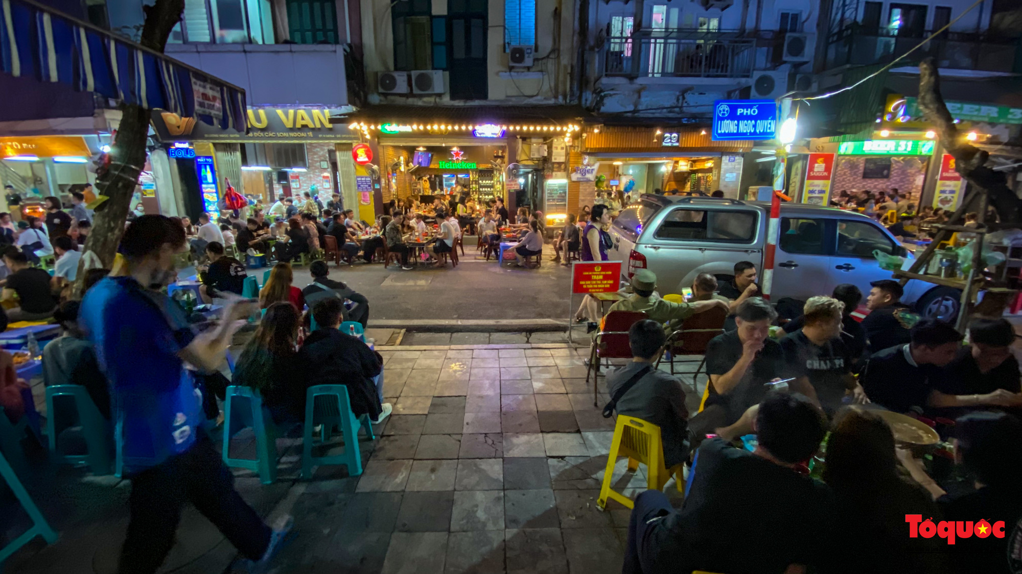 Nhịp sống bình thường mới trở lại trên nhiều tuyến phố đêm ở Hà Nội - Ảnh 18.