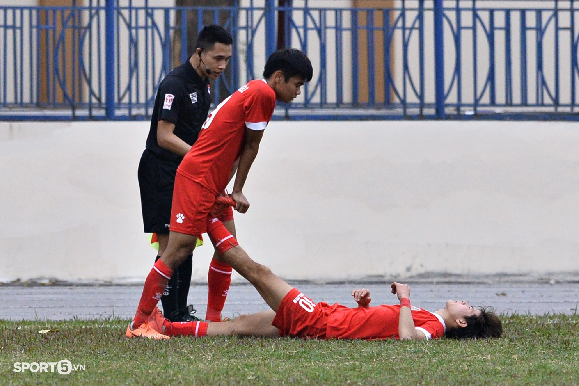 U19 Nutifood nẩu cáu, thầy Giôm bất lực vì &quot;tiểu xảo&quot; đúng luật của U19 Nam Định   - Ảnh 5.