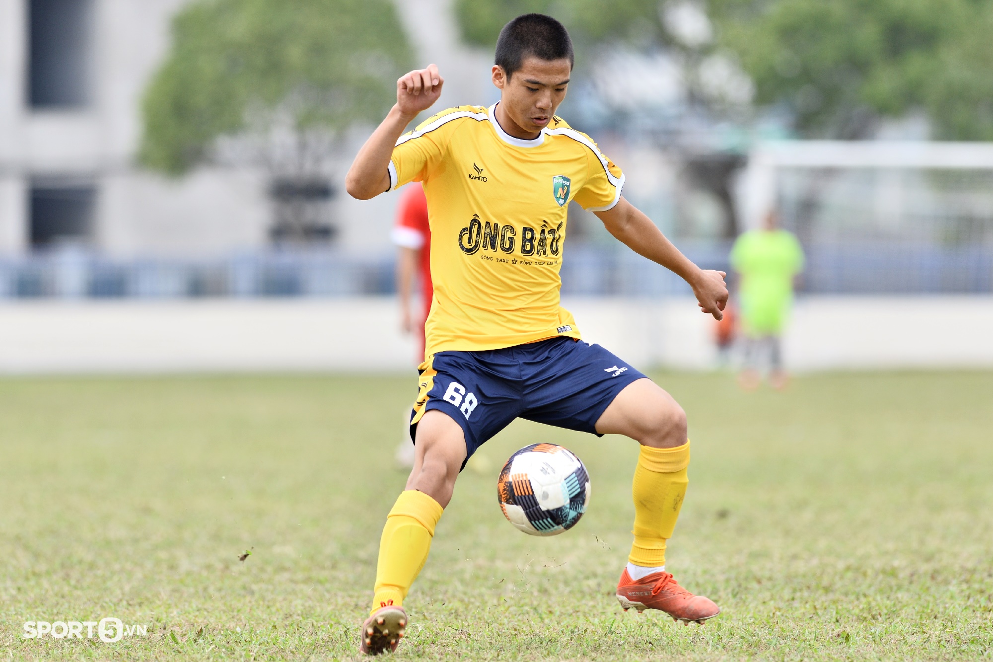 U19 Nutifood nẩu cáu, thầy Giôm bất lực vì &quot;tiểu xảo&quot; đúng luật của U19 Nam Định   - Ảnh 2.