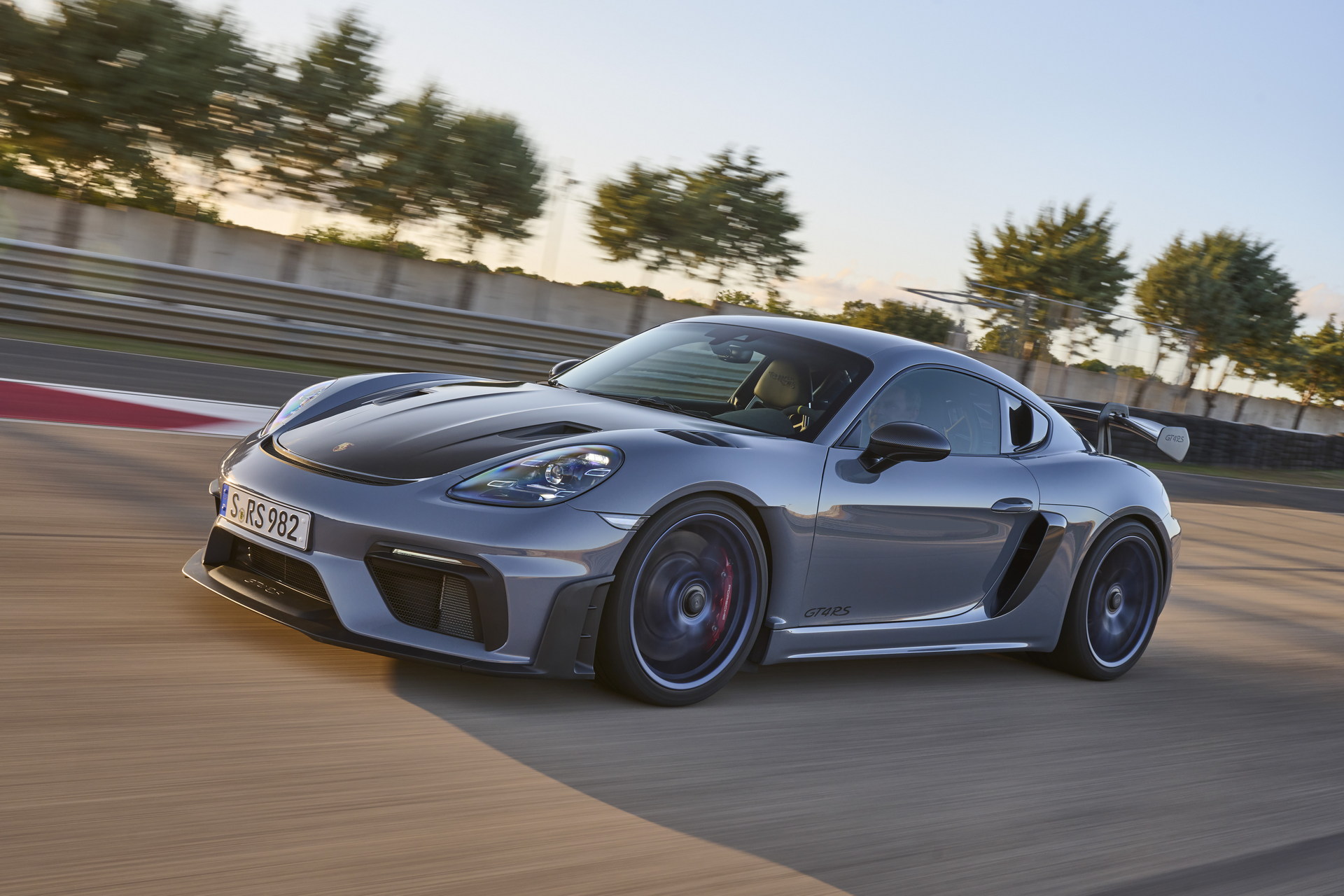 Giống VinFast, Porsche hé lộ mẫu ô tô điện mới và phát triển hệ thống trạm sạc riêng - Ảnh 1.