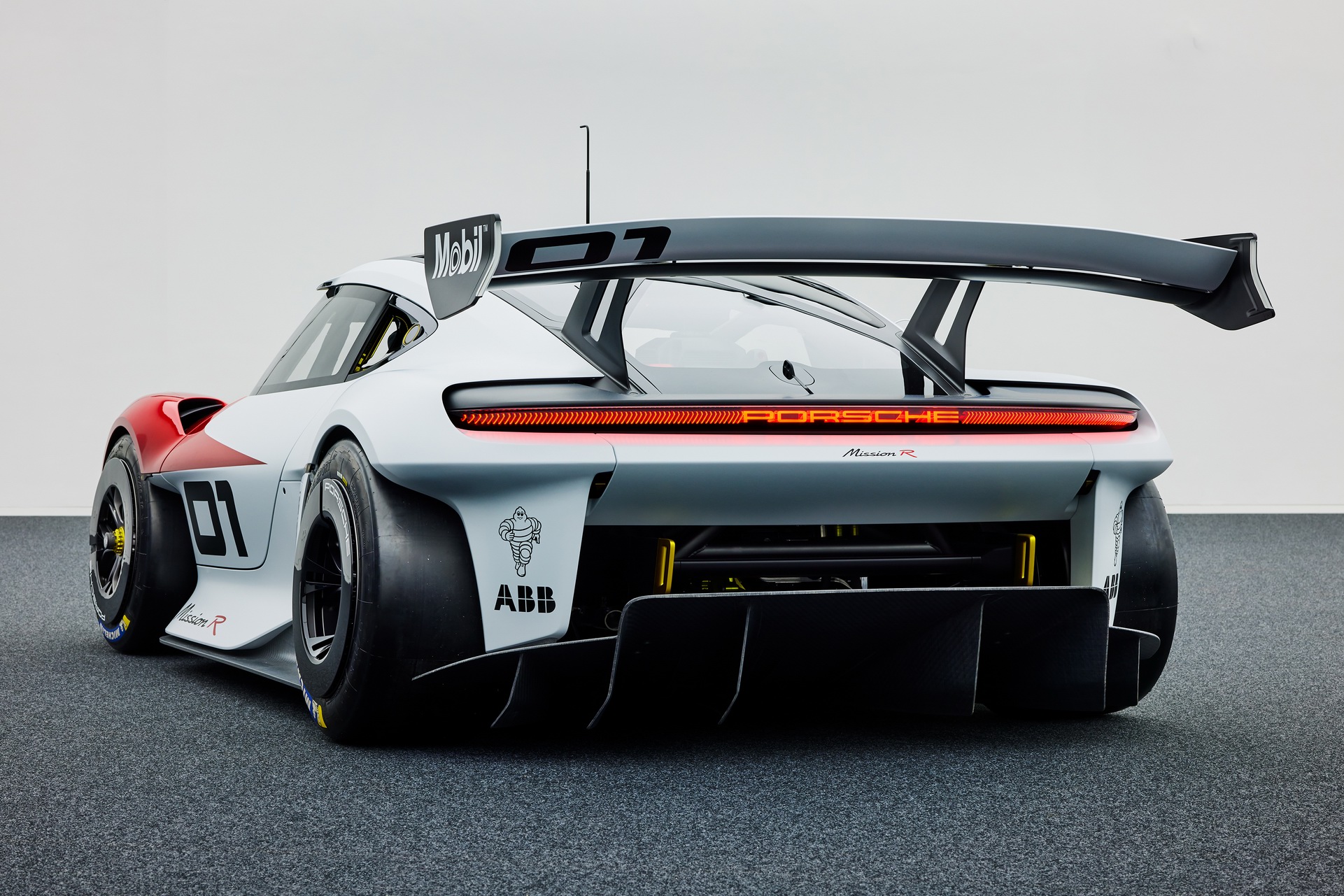 Giống VinFast, Porsche hé lộ mẫu ô tô điện mới và phát triển hệ thống trạm sạc riêng - Ảnh 3.