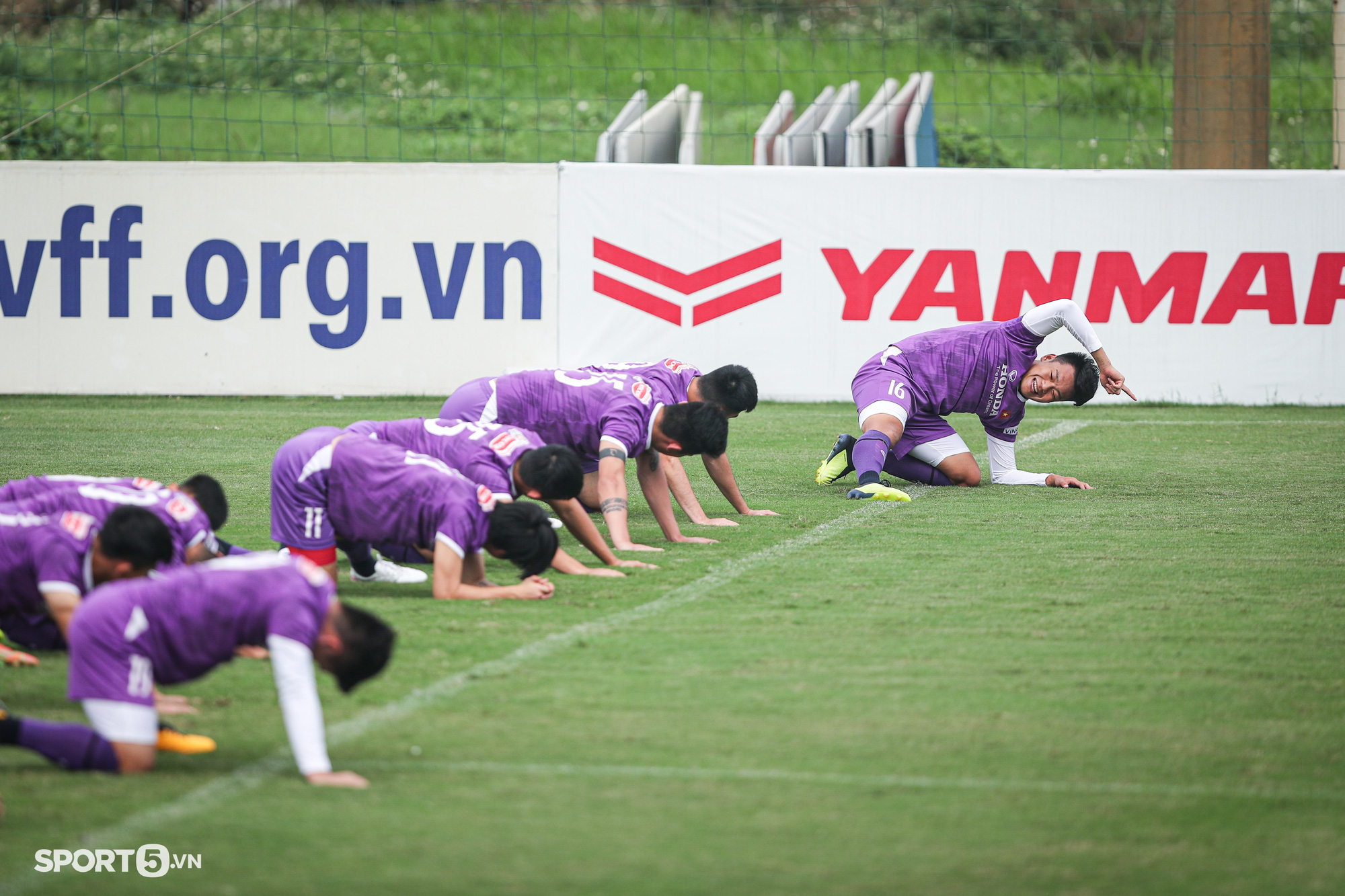 Tiến Linh “test” mông Công Phượng, Thành Trung quen tay đỡ tráp - Ảnh 6.